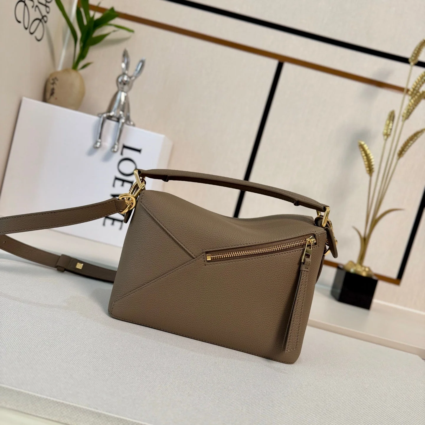 LOEWE 25S MEDIUM PUZZLE EDGE BAG 24 IN WALNUT BROWN CALFSKIN GOLD HARDWARE