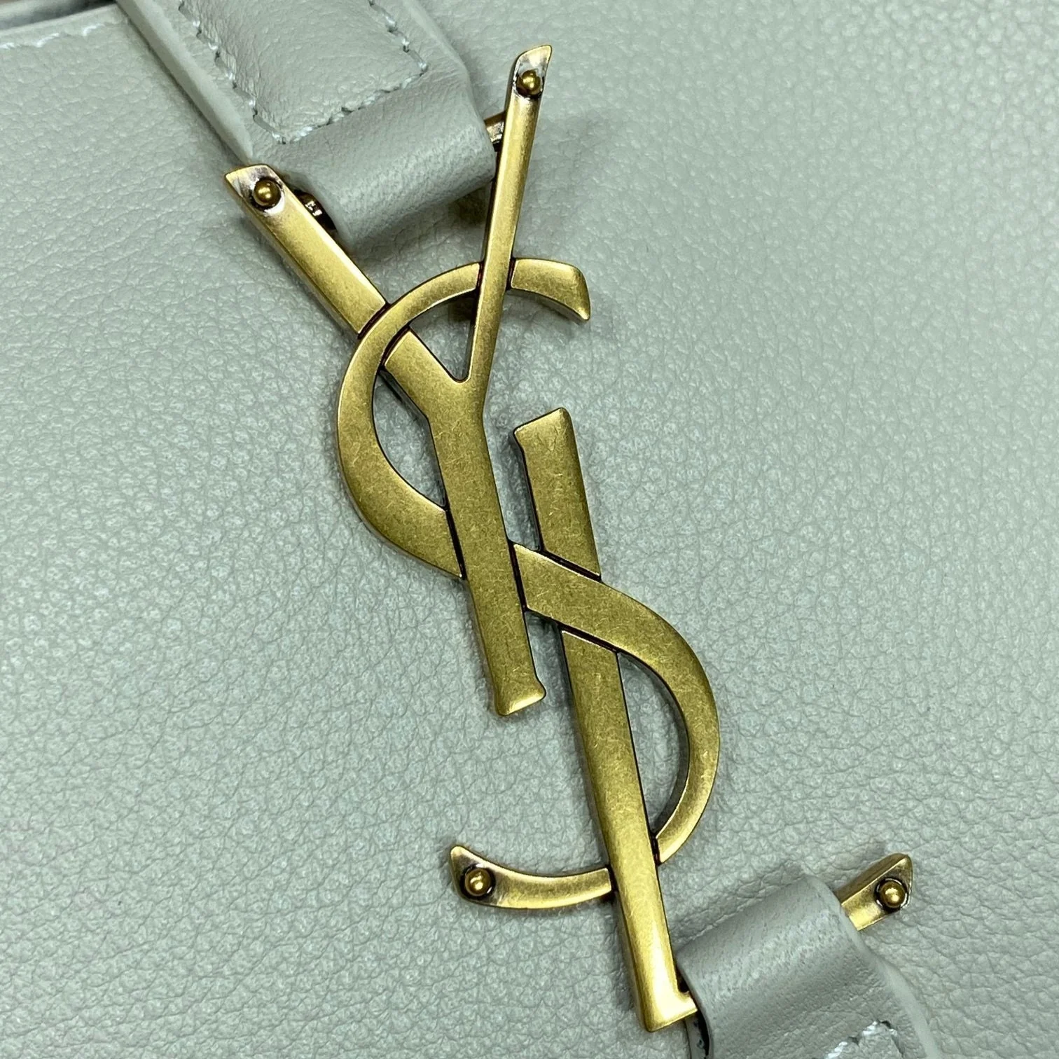 LE 5 À 7 SMALL SUPPLE 22 IN WHITE CALFSKIN GOLD BUCKLE