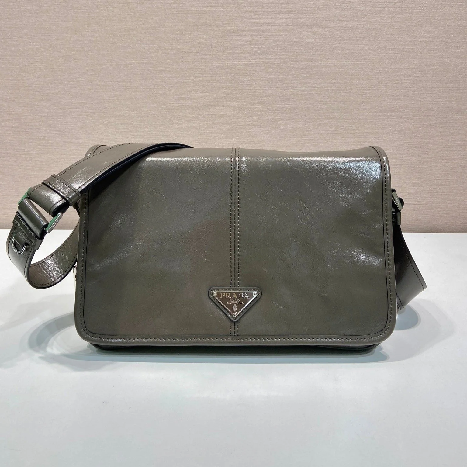 MESSENGER BAG 30 IN TROUT GRAY SOFT AND SHINY CALFSKIN