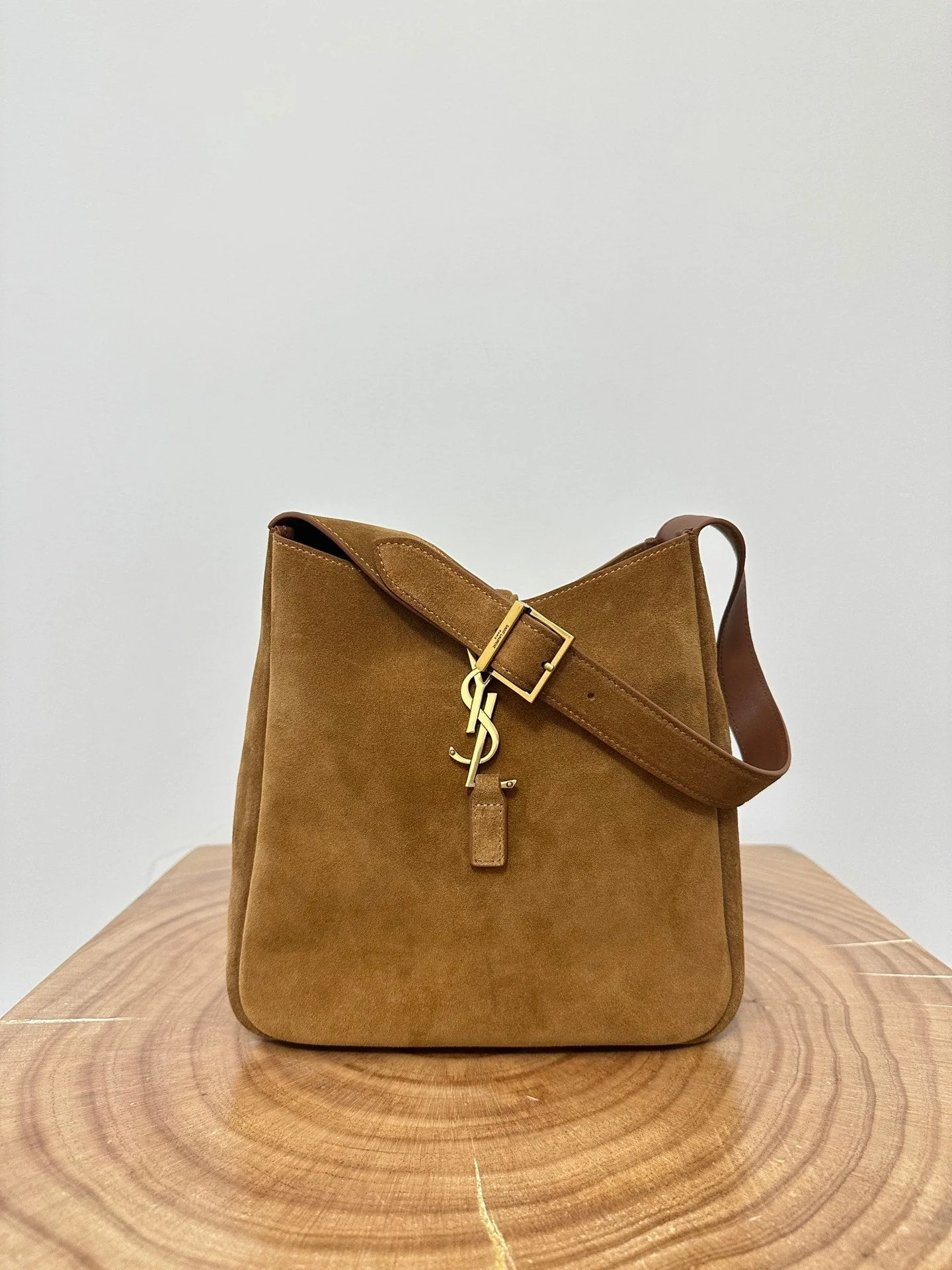 LE 5 À 7  SUPPLE SMALL 22 IN  CARAMEL BROWN SUEDE