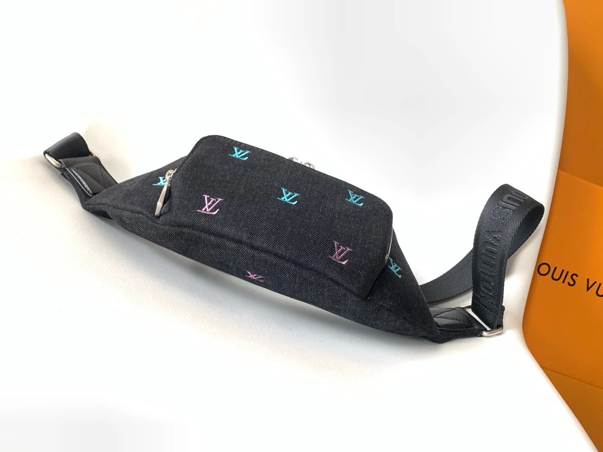 LV 25S DYNAMIC DENIM EMBROIDERED BUMBAG 37 IN BLACK CANVAS