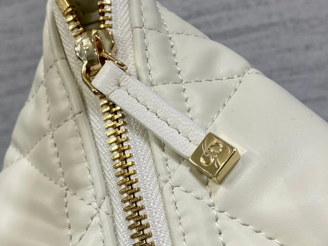 TRAVEL NOMAD POUCH 22 IN WHITE MACROCANNAGE LAMBSKIN GOLD HARDWARE