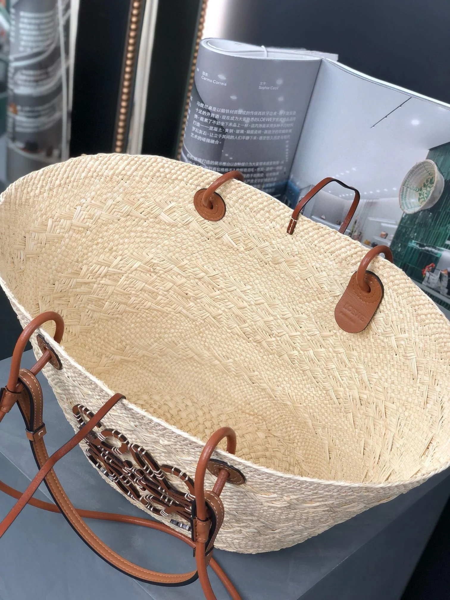 MEDIUM ANAGRAM BASKET BAG 46 IN BEIGE IRACA PALM AND TAN CALFSKIN