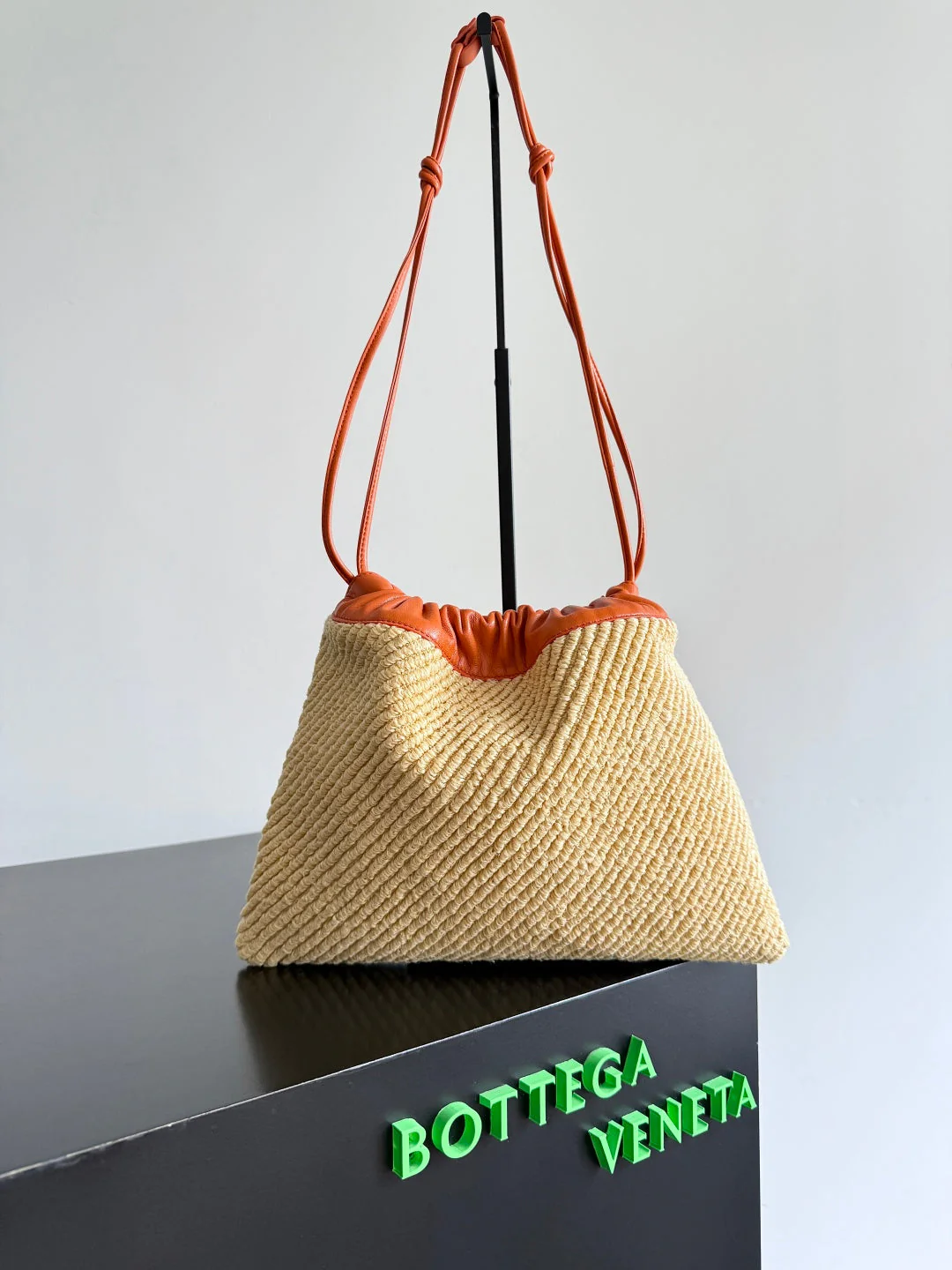 BOTTEGA VENETA 25S DUSTBAG 32 IN BURNT ORANGE RAFFIA AND CALFSKIN