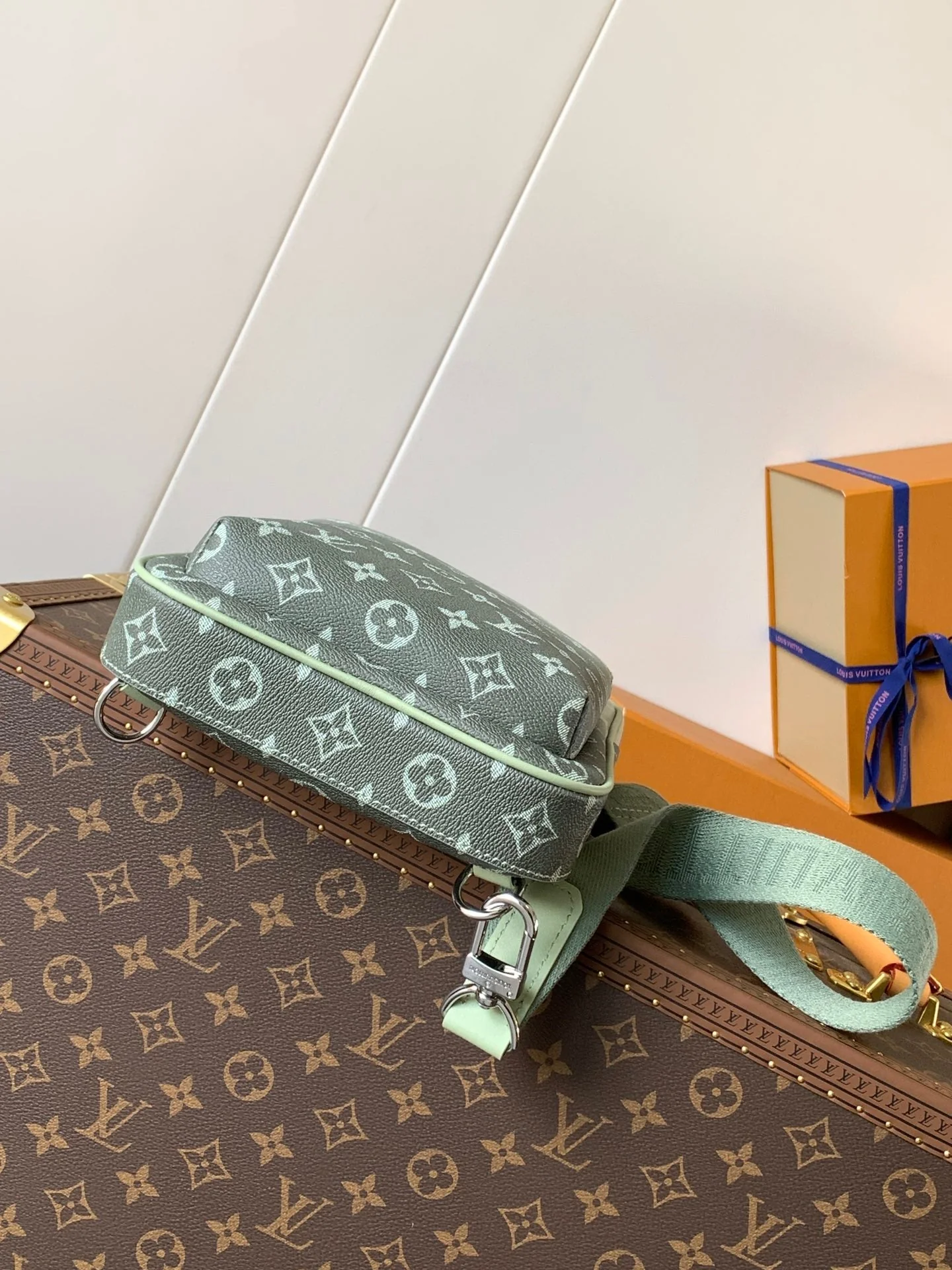 AVENUE SLINGBAG 31 IN WHITE AND BLACK OMBRE MONOGRAM CANVAS