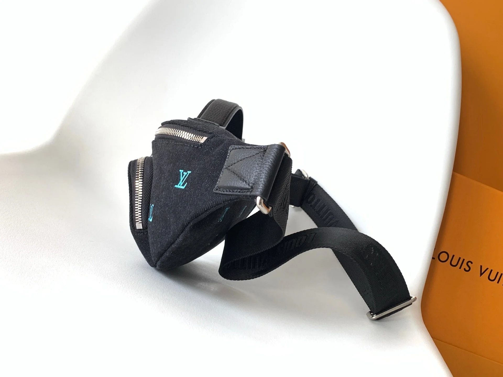 LV 25S DYNAMIC DENIM EMBROIDERED BUMBAG 37 IN BLACK CANVAS