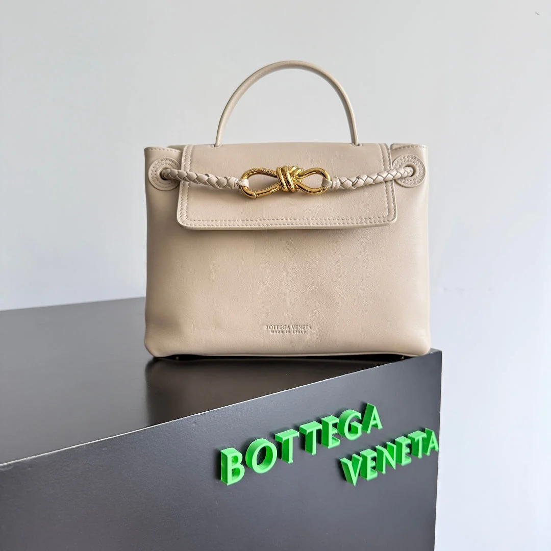 BOTTEGA VENETA 25S MEDIUM CIAO CIAO BAG 26 IN LIGHT WARM BEIGE CALFSKIN