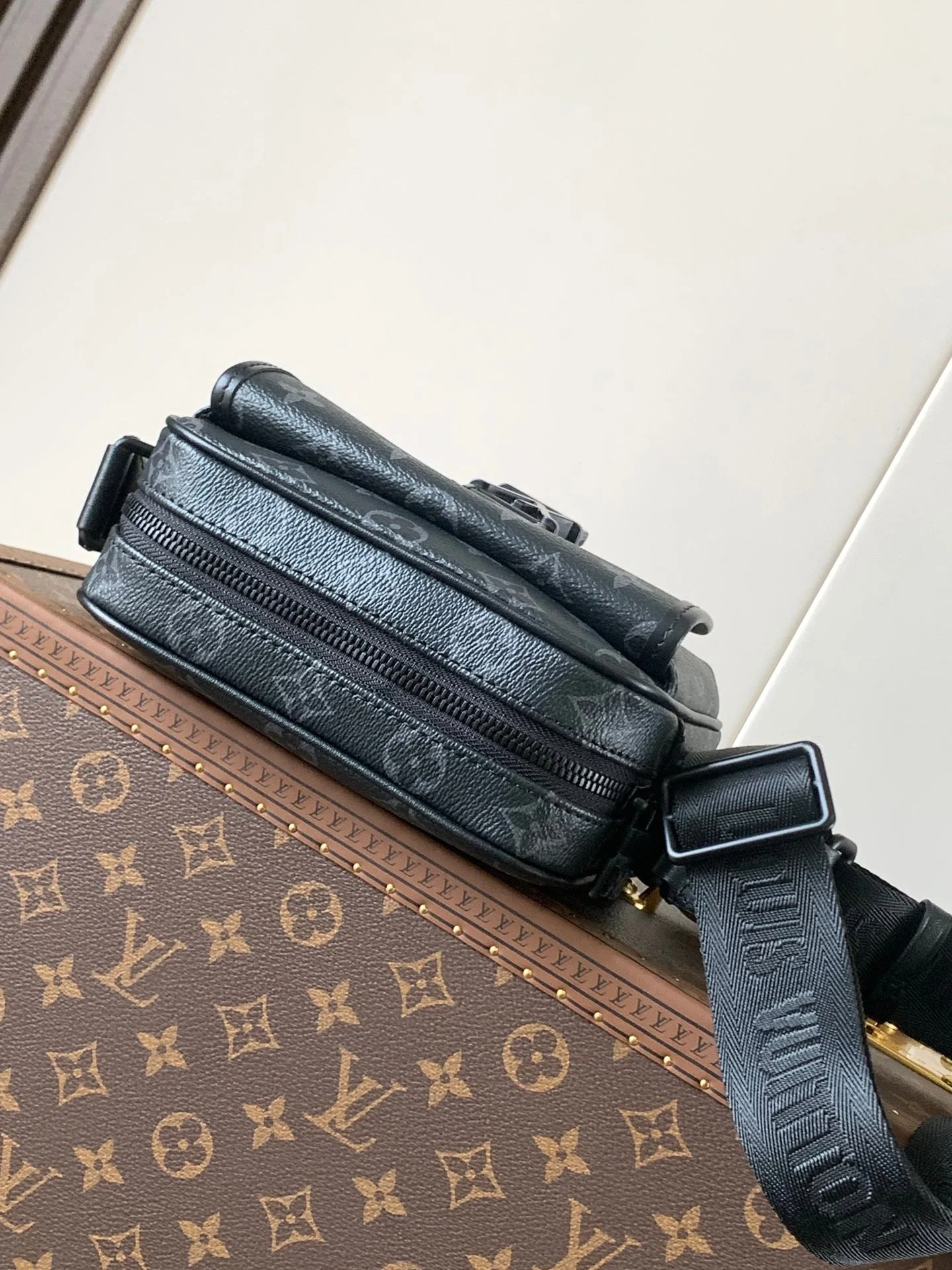 LV 25S GETAWAY MESSENGER BAG 20 IN BLACK MONOGRAM ECLIPSE CANVAS