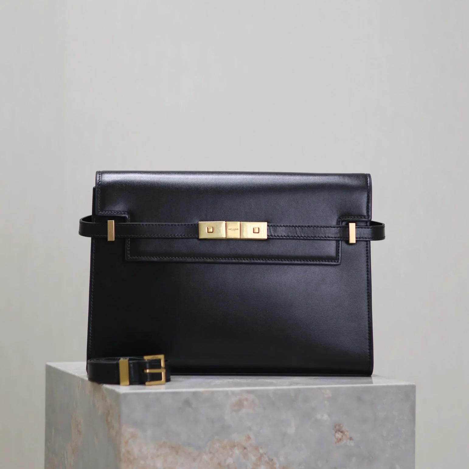 MANHATTAN MEDIUM 29 IN BLACK SMOOTH CALFSKIN GOLD BUCKLE