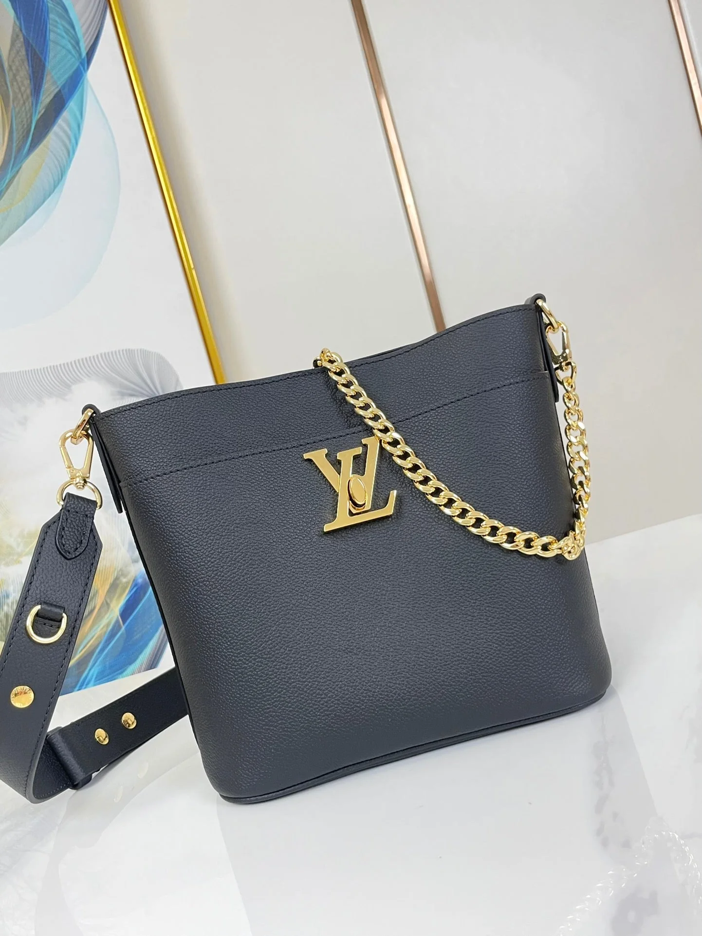 LOCK AND WALK 20 IN BLACK GRAINED CALFSKIN GOLD HARDWARE
