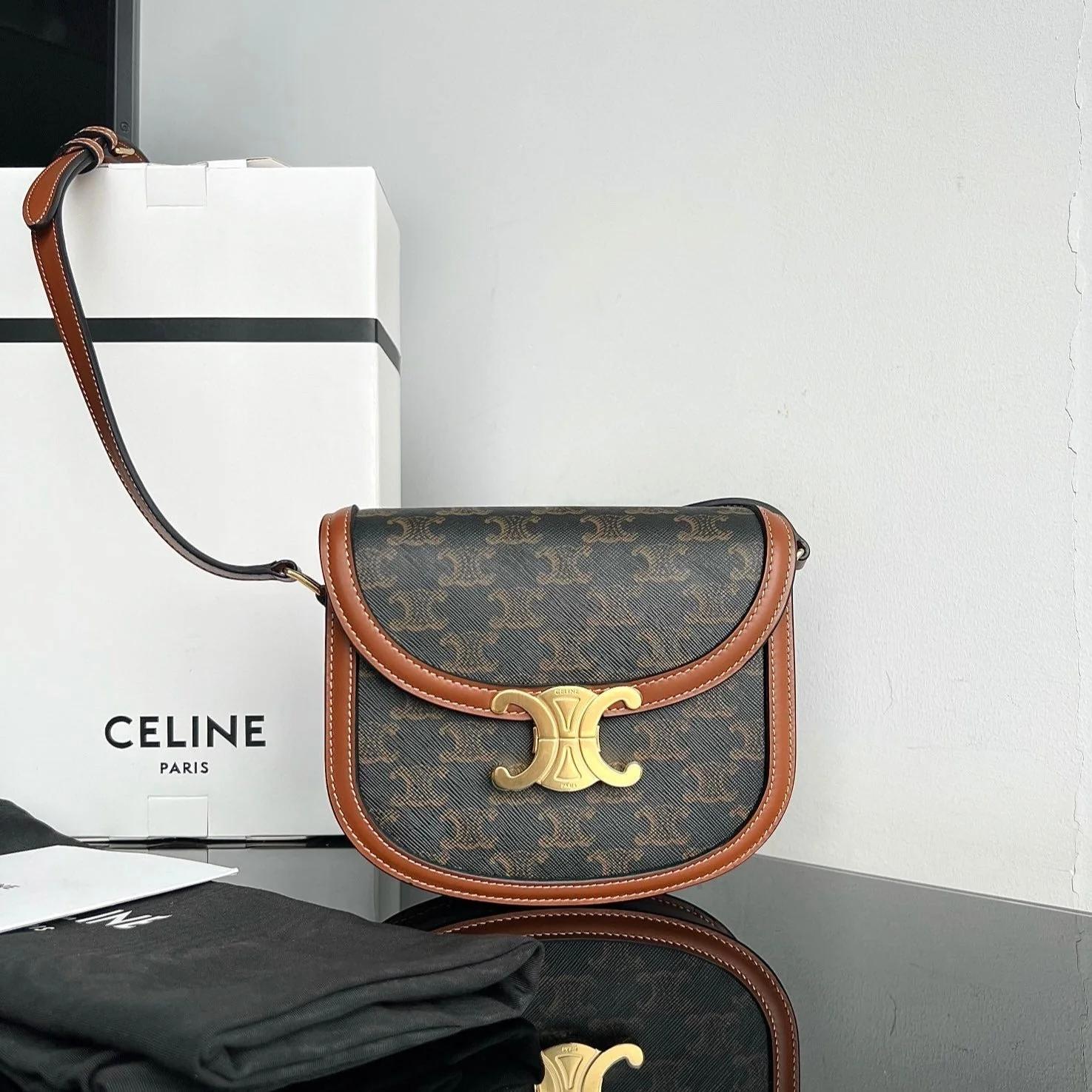 TRIOMPHE SHINY CALFSKIN HANDBAG 18 BLACK PARTERN