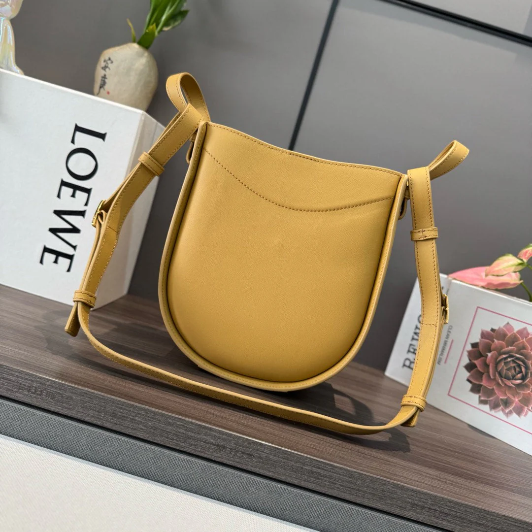HAMMOCK SLICE 25 BAG IN SAND YELLOW SHINY CALFSKIN