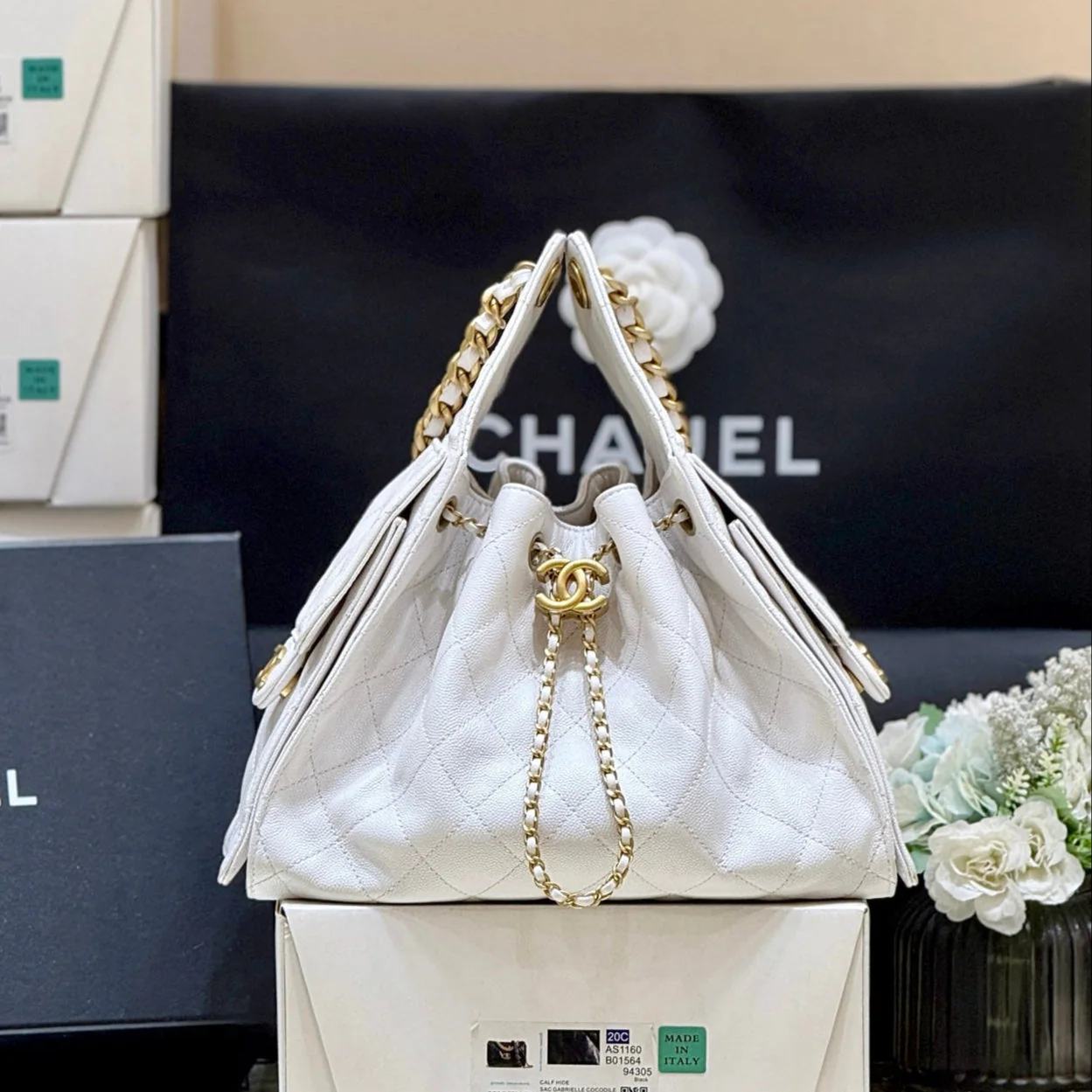 CC 25 HANDBAG IN WHITE 30 GRAINED CALFSKIN GOLD HARDWARE