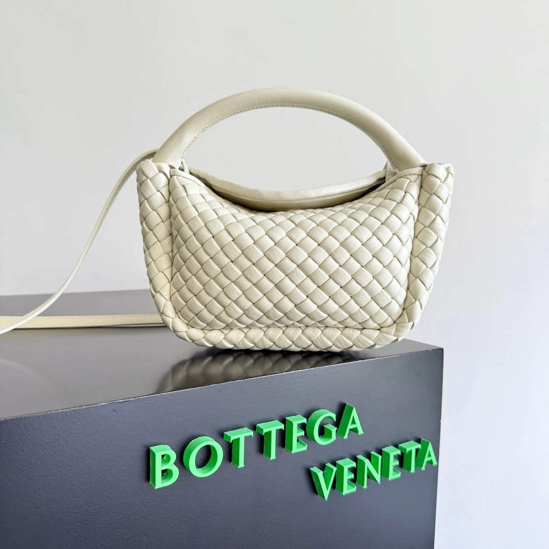 BOTTEGA VENETA 25S COBBLE TOP HANDLE BAG 23 IN IVORY CALFSKIN