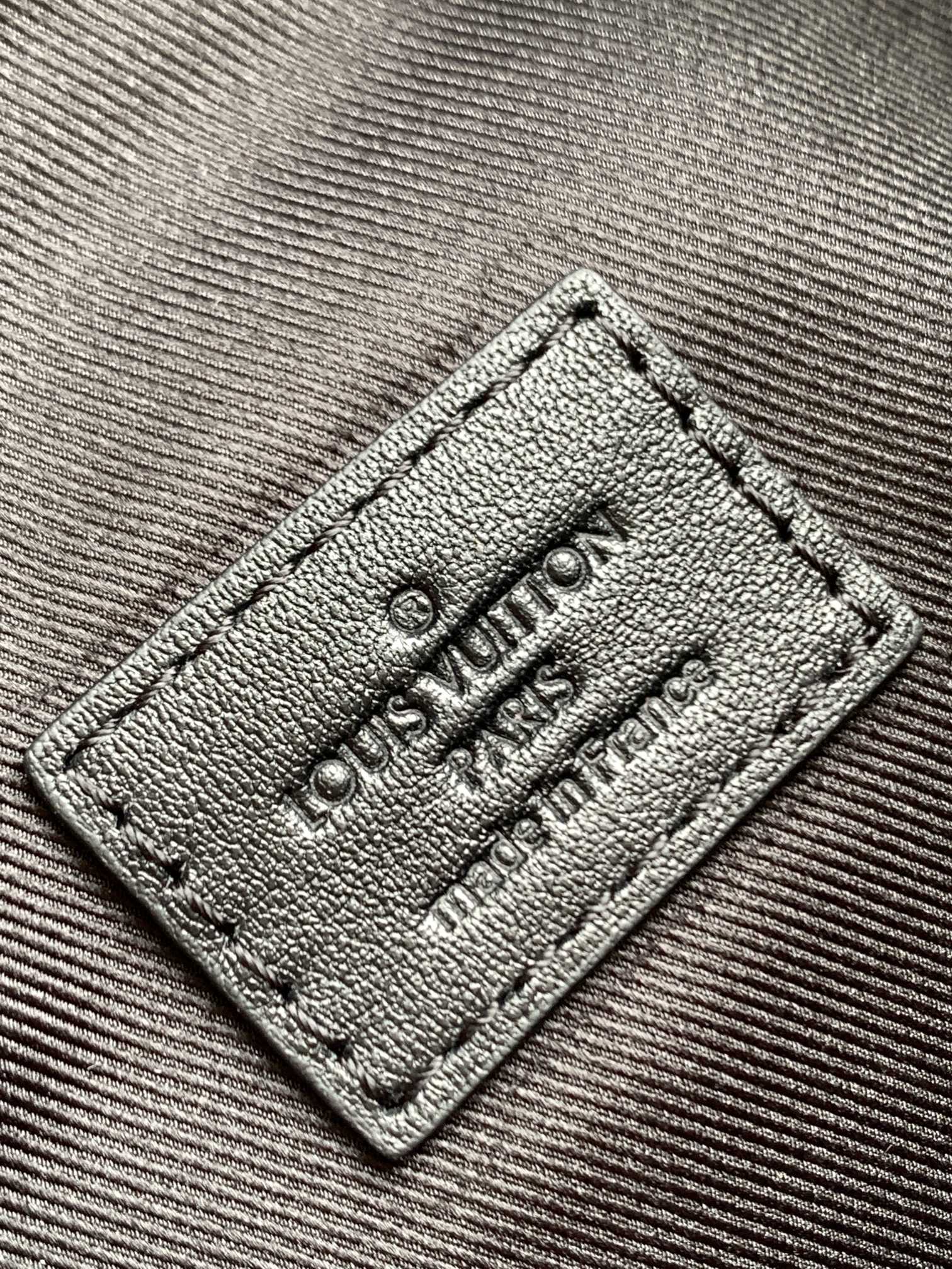 LV 25S DISCOVERY BUMBAG 44 IN BLACK MONOGRAM ECLIPSE CALFSKIN