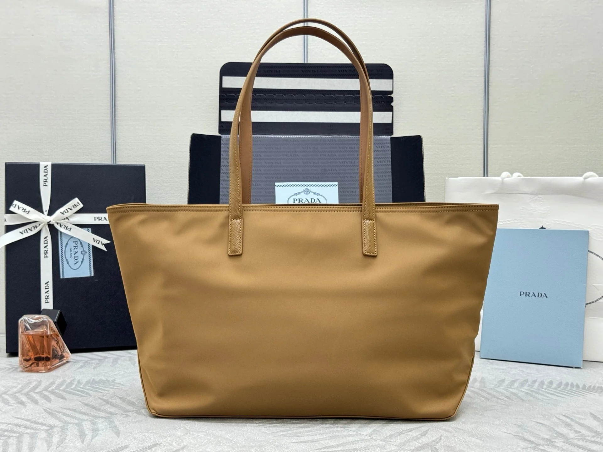 PRADA 25S RE-EDITION 1978 MEDIUM 35 IN DARK CARAMEL NYLON AND SAFFIANO CALFSKIN
