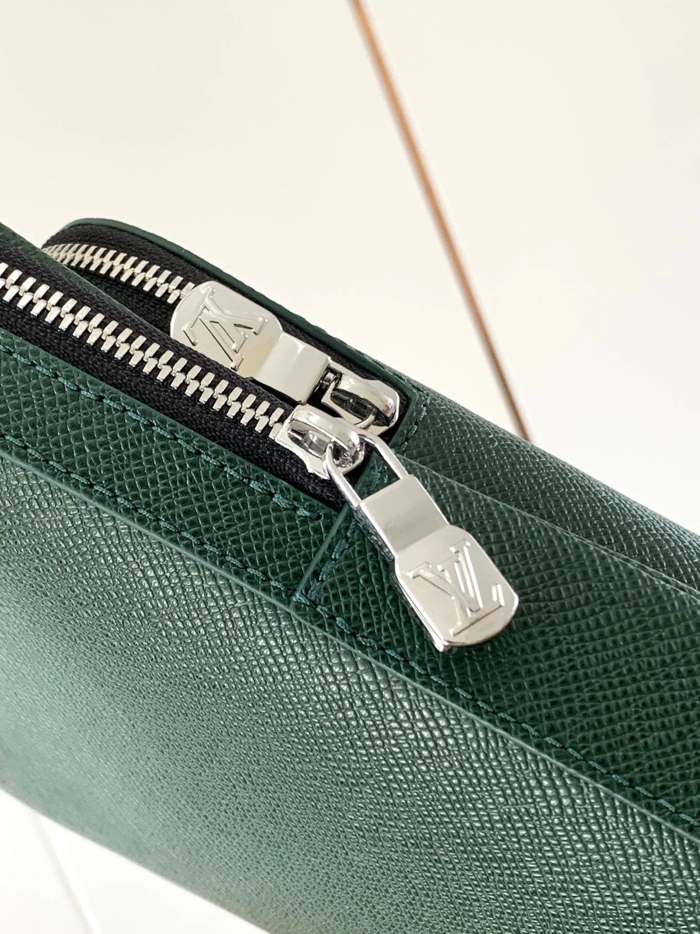 AVENUE SLINGBAG 31 IN DARK GREEN TAIGA LEATHER