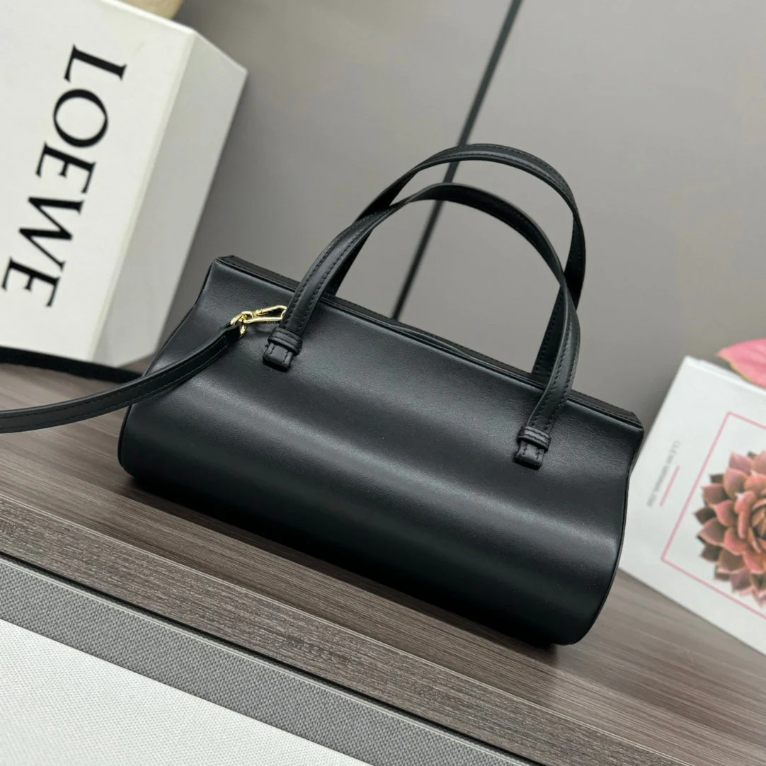 CYLINDER BAG 25 IN BLACK CALFSKIN