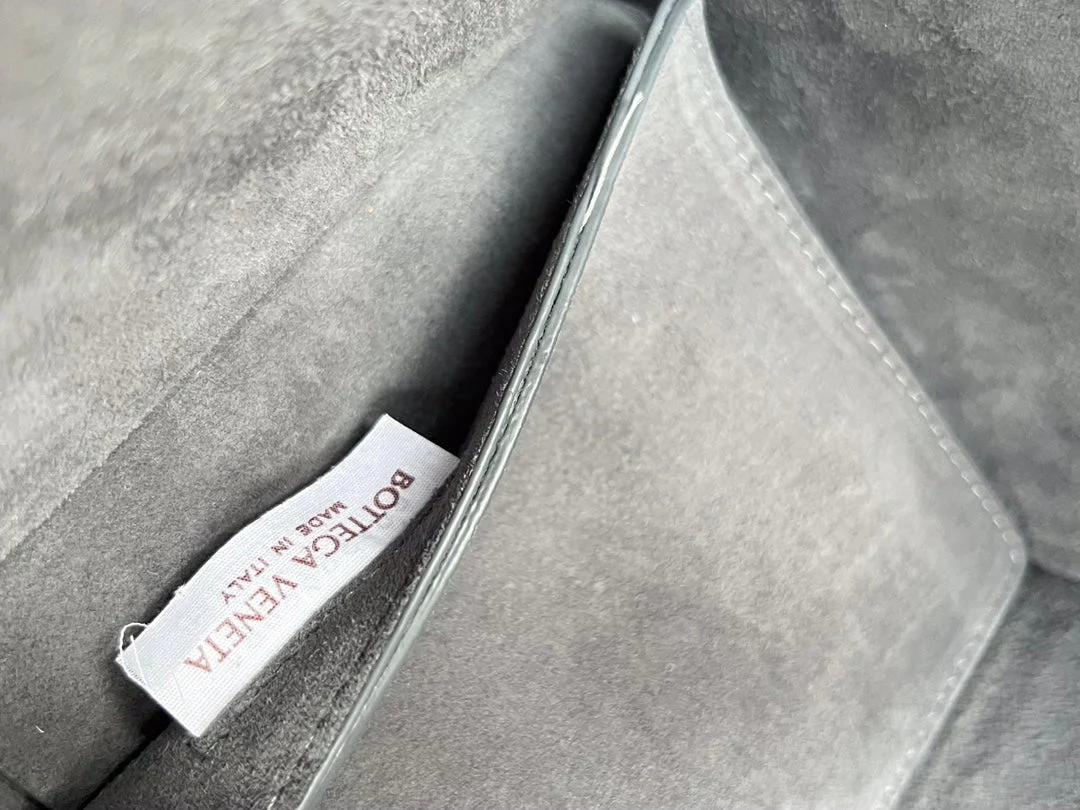 ARCO TOTE 36 IN TROUT GRAY CALFSKIN
