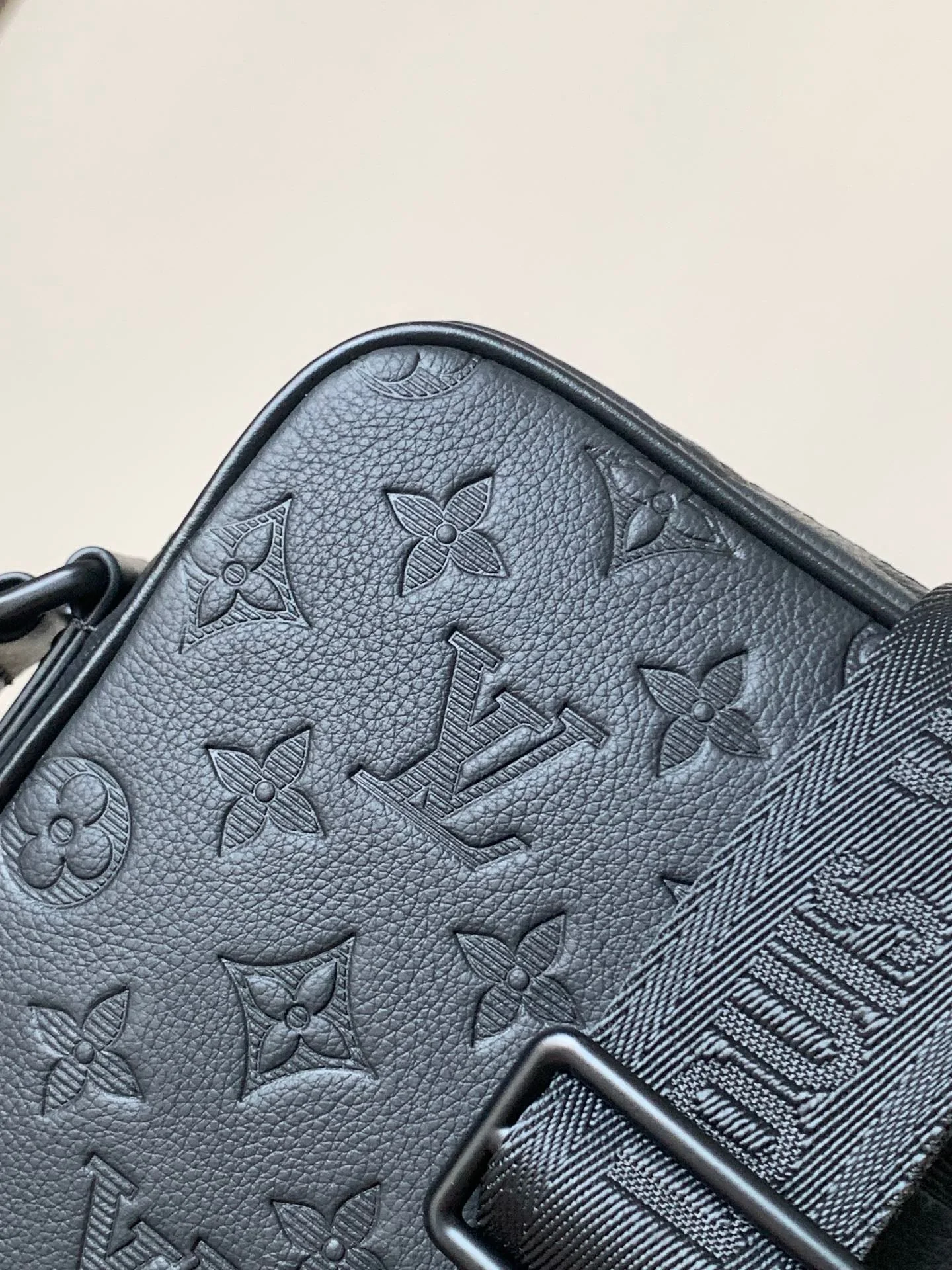 LV 25S GETAWAY MESSENGER BAG 20 IN BLACK MONOGRAM SHADOW EMBOSSED CALFSKIN