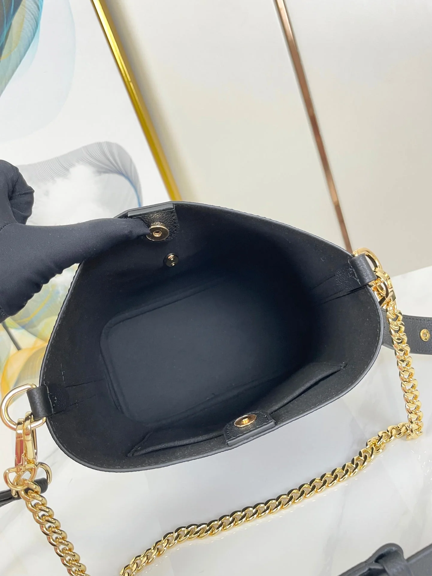 LOCK AND WALK 20 IN BLACK GRAINED CALFSKIN GOLD HARDWARE