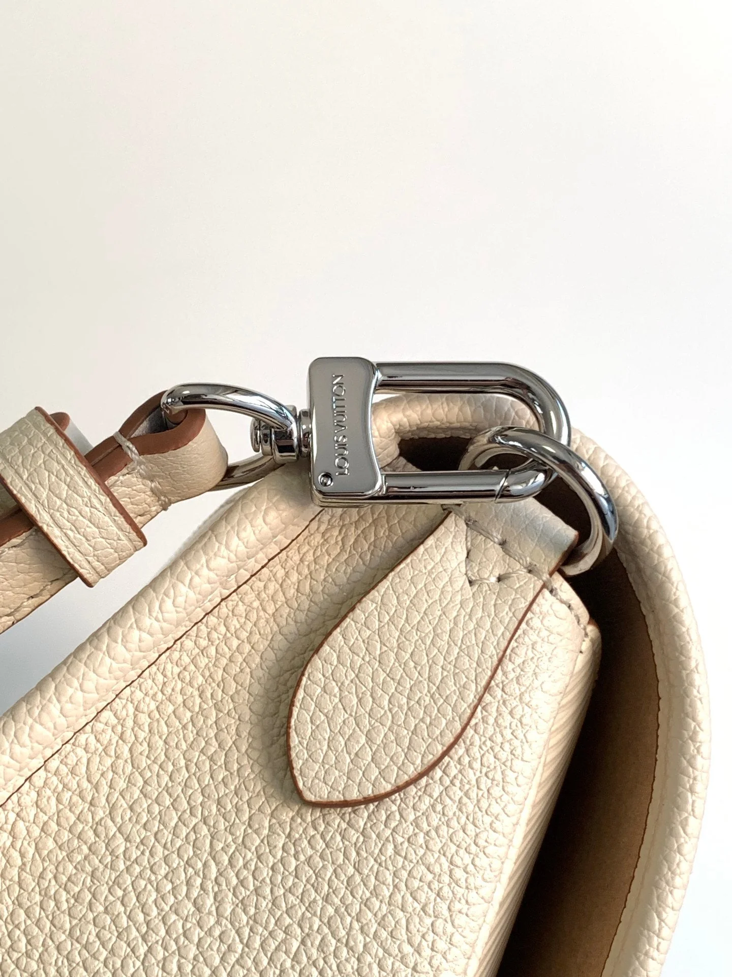 BUCI BAG 24 IN QUARTZ WHITE EPI GRAIN COWHIDE