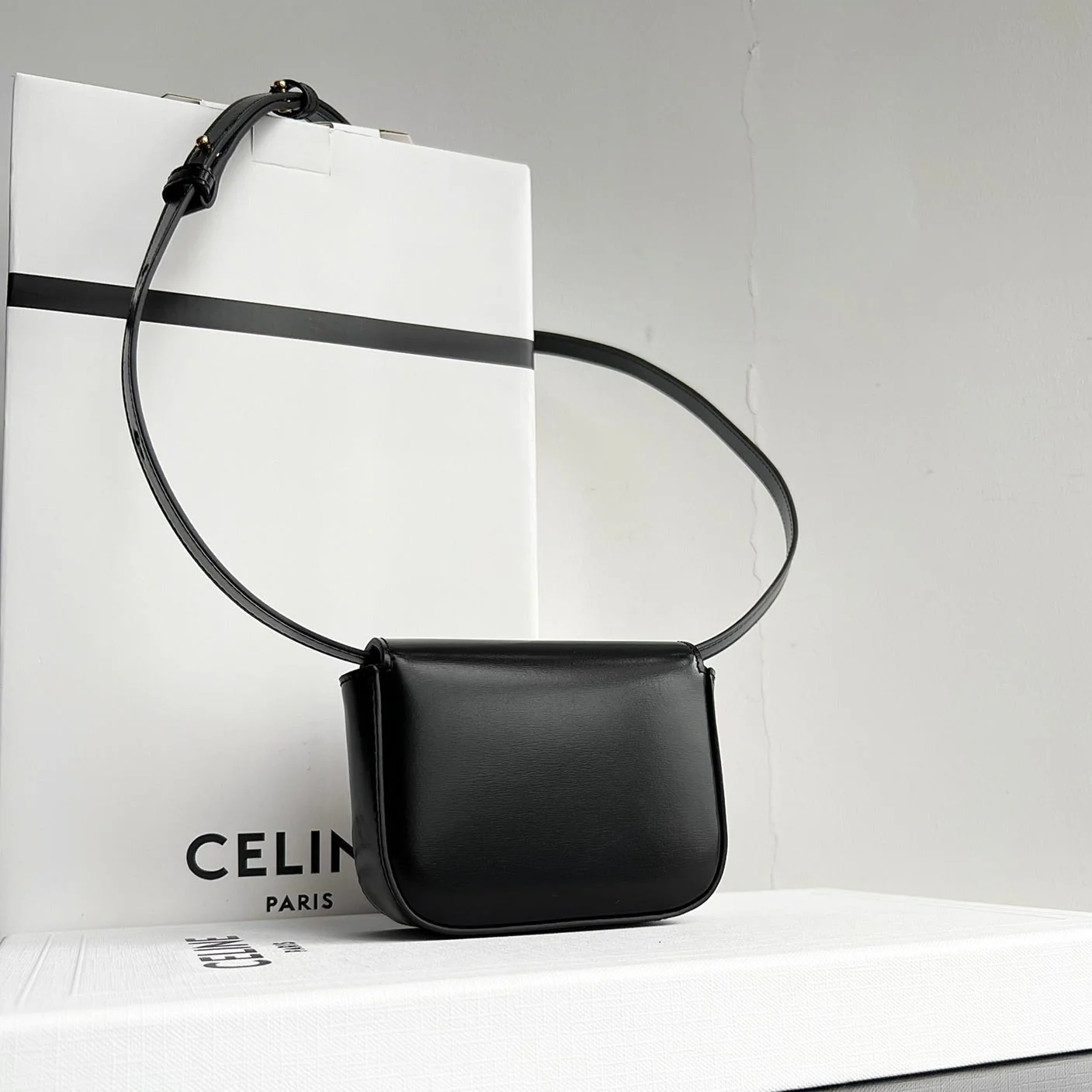 Triomphe 11 BLACK Shiny Calfskin Handbag