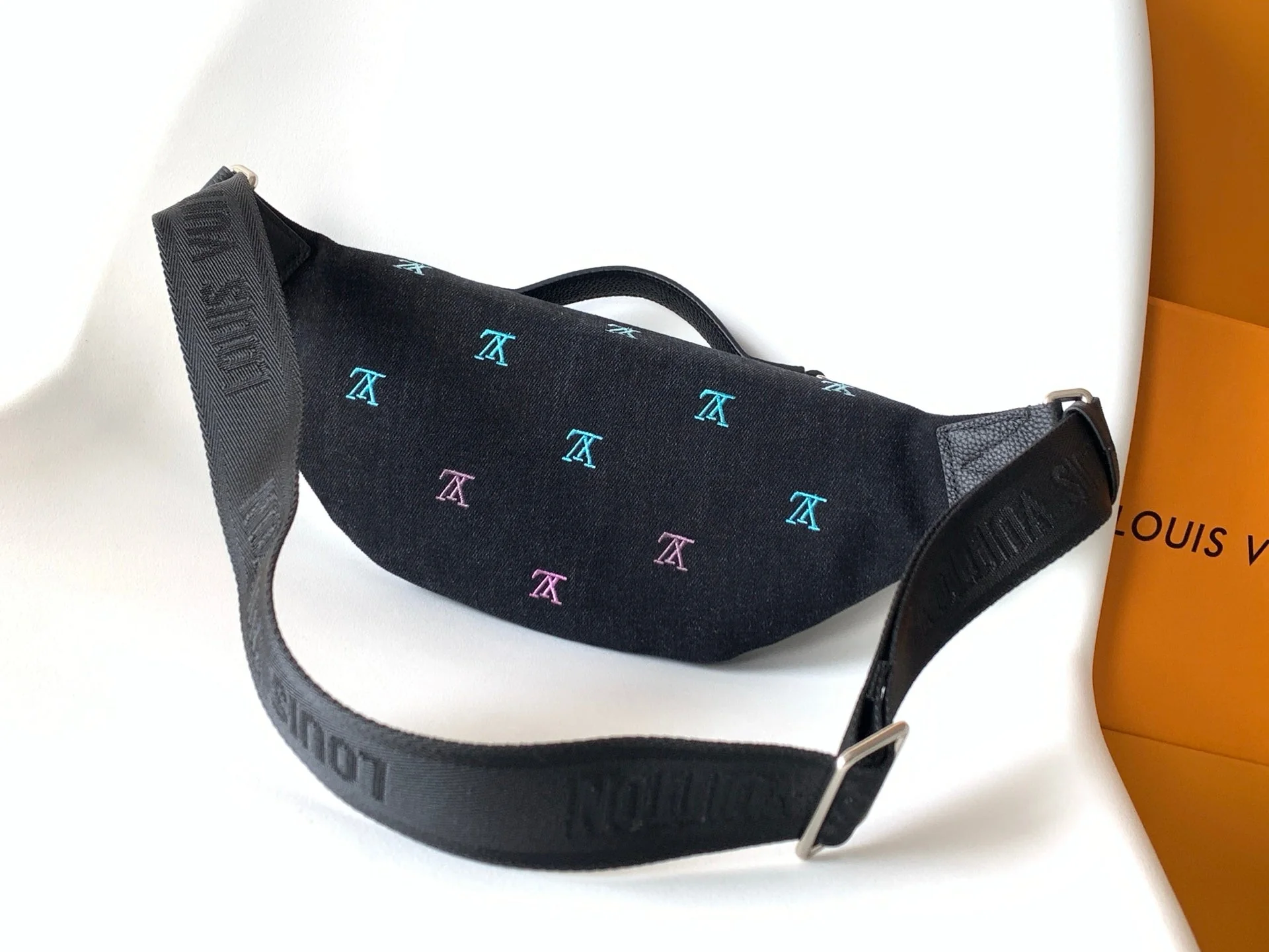 LV 25S DYNAMIC DENIM EMBROIDERED BUMBAG 37 IN BLACK CANVAS