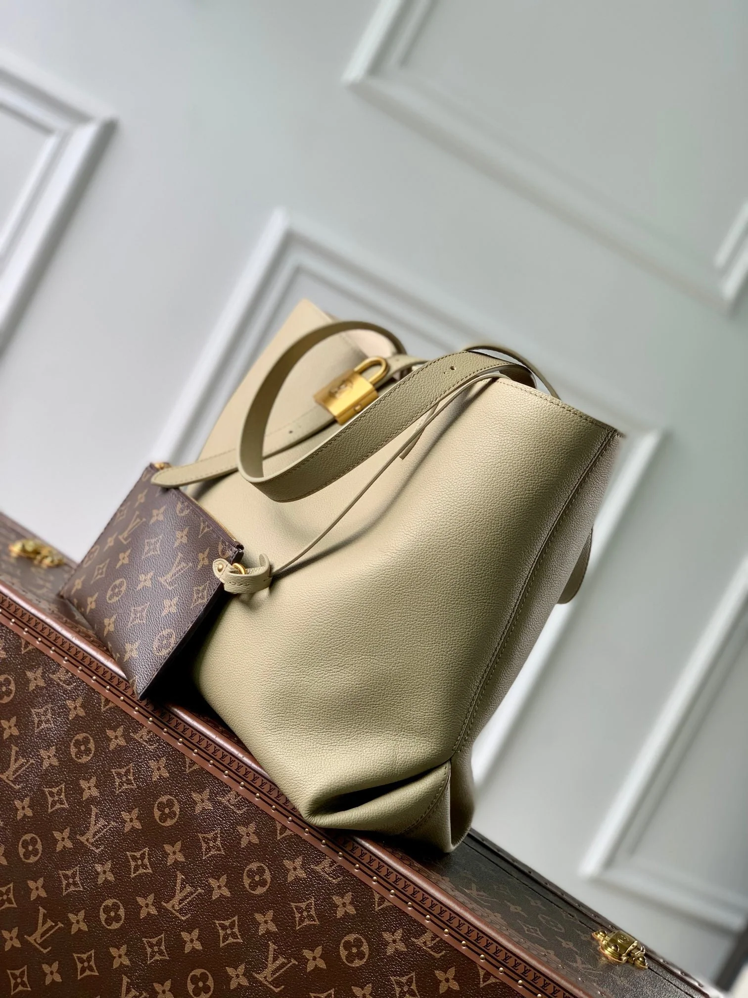 LOW KEY CABAS MM BAG 47 IN BASIL GREEN GRAINED CALFSKIN
