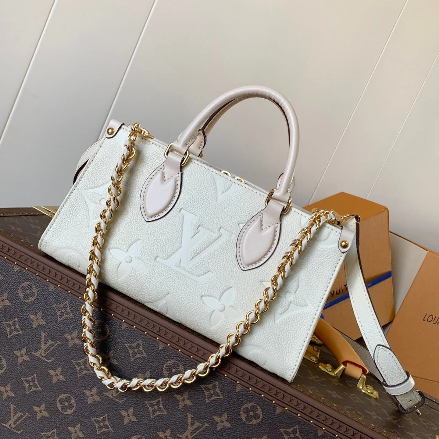 LV 25S ONTHEGO EAST WEST BAG 25 IN CREAM CALFSKIN MONOGRAM EMPREINTE