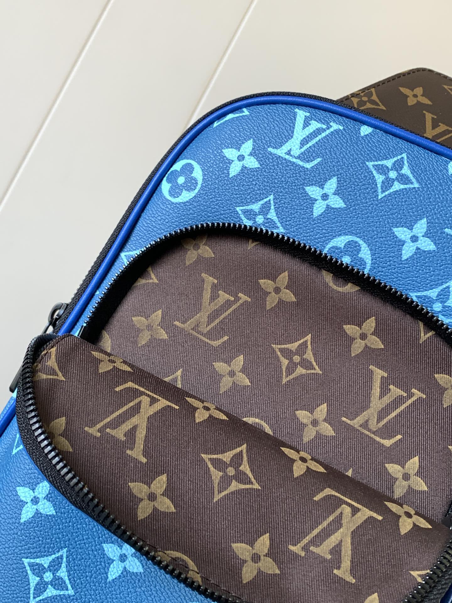 AVENUE SLINGBAG 31 IN BLUE AND BROWN TAIGA LEATHER