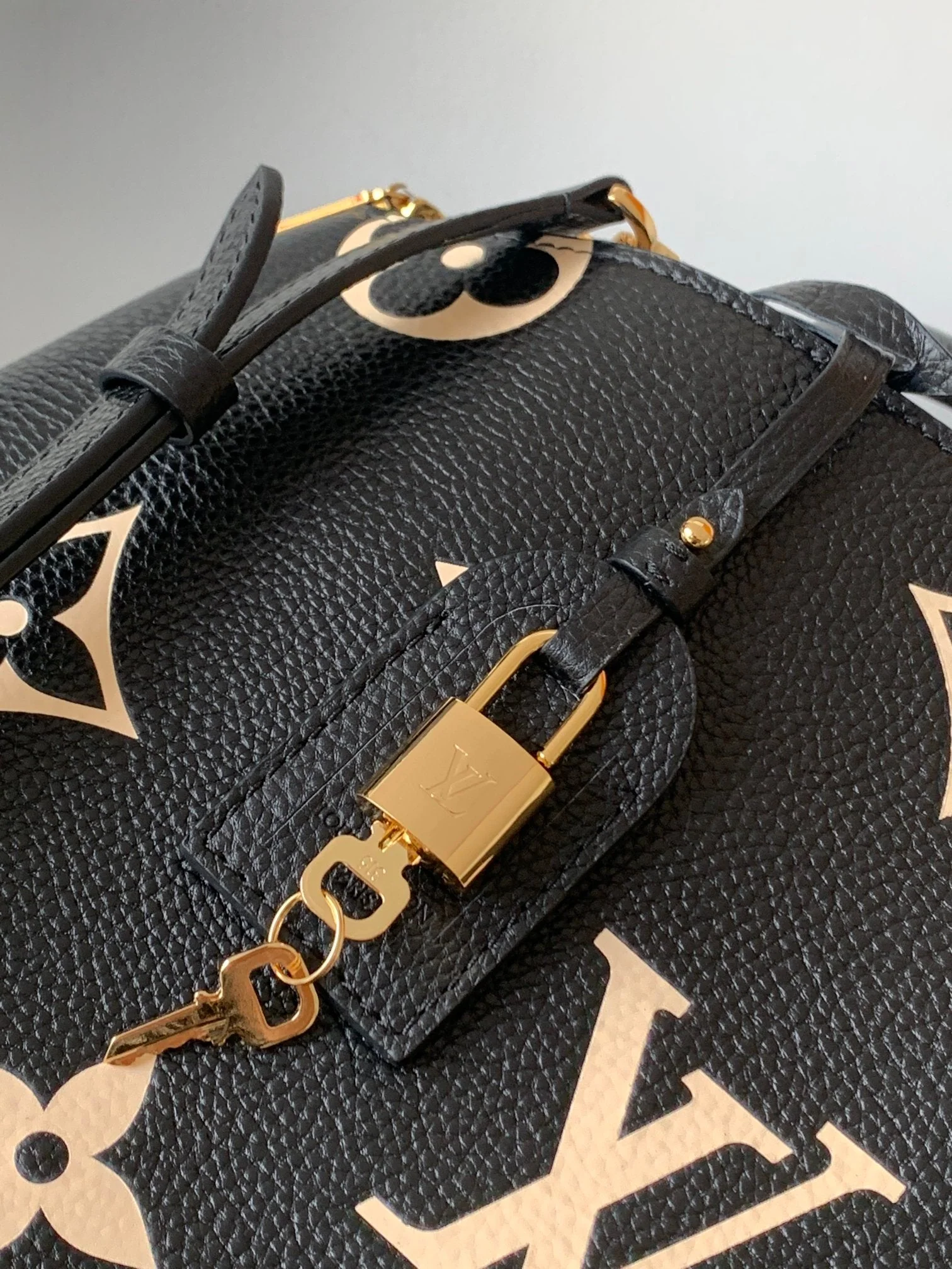 PETIT PALAIS PM LARGE SHOULDER BAG 34 IN BLACK MIX BEIGE EMBOSSED COWHIDE GOLD-TONE HARDWARE