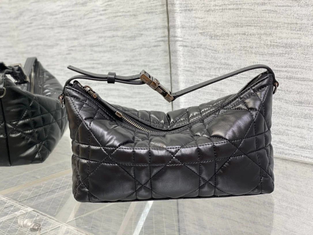 TRAVEL NOMAD POUCH 22 IN BLACK MACROCANNAGE LAMBSKIN