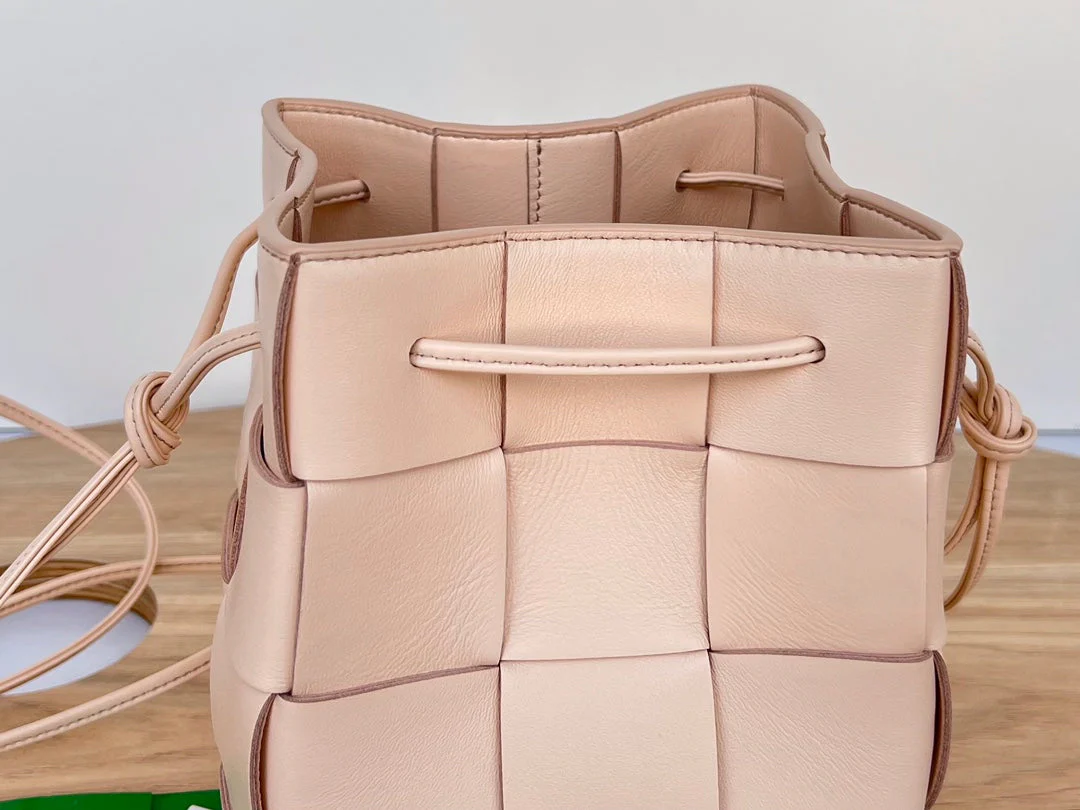 SMALL CASSETTE BUCKET 18 IN LIGHT PINK CALFSKIN