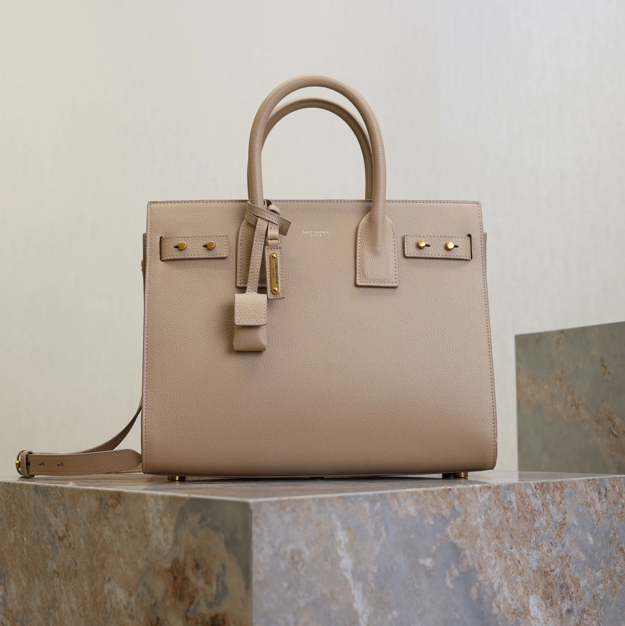 YSL 25S SAC DE JOUR GM 32 IN DARK BEIGE SUPPLE GRAINED CALFSKIN