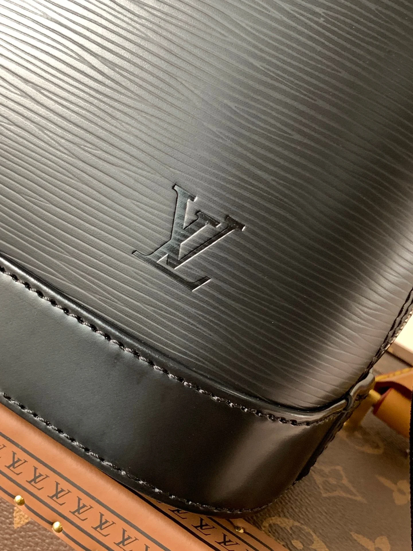 ALMA BB BAG 23 IN BLACK GRAIN EPI COWHIDE