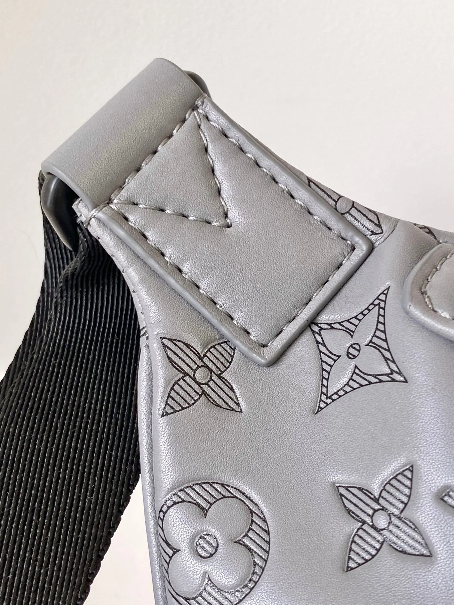 LV 25S DISCOVERY BUMBAG 44 IN TAUPE GRAY EMBOSSED MONOGRAM ECLIPSE CALFSKIN