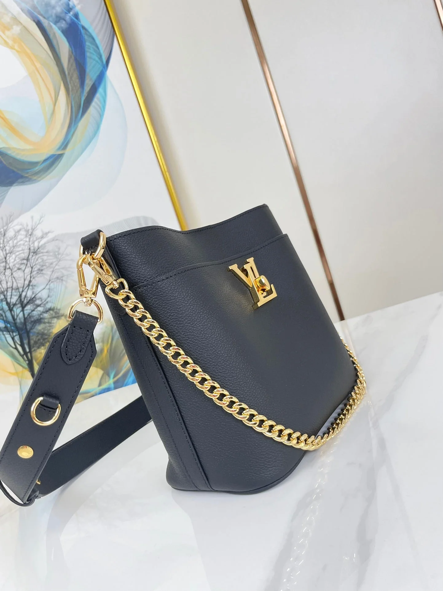 LOCK AND WALK 20 IN BLACK GRAINED CALFSKIN GOLD HARDWARE