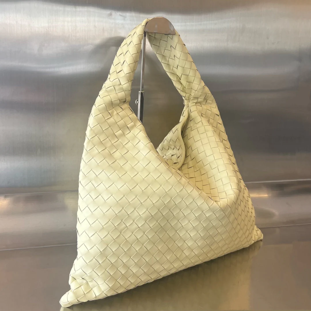 LARGE HOP 54 IN DARK CREAM LAMBSKIN