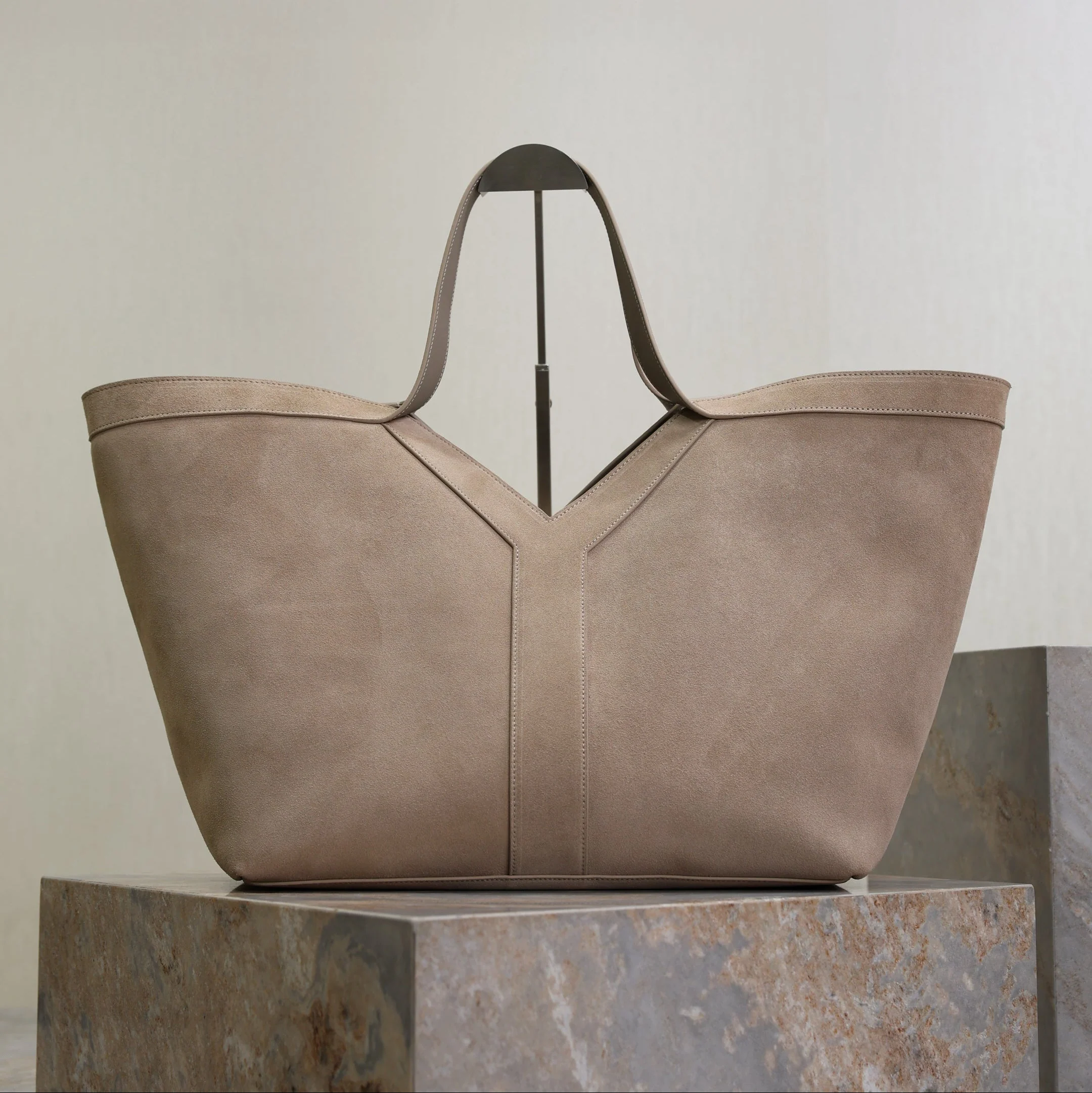 YSL 25S Y MAXI TOTE 50 IN DRY GRAIN SUEDE GOLD HARDWRE