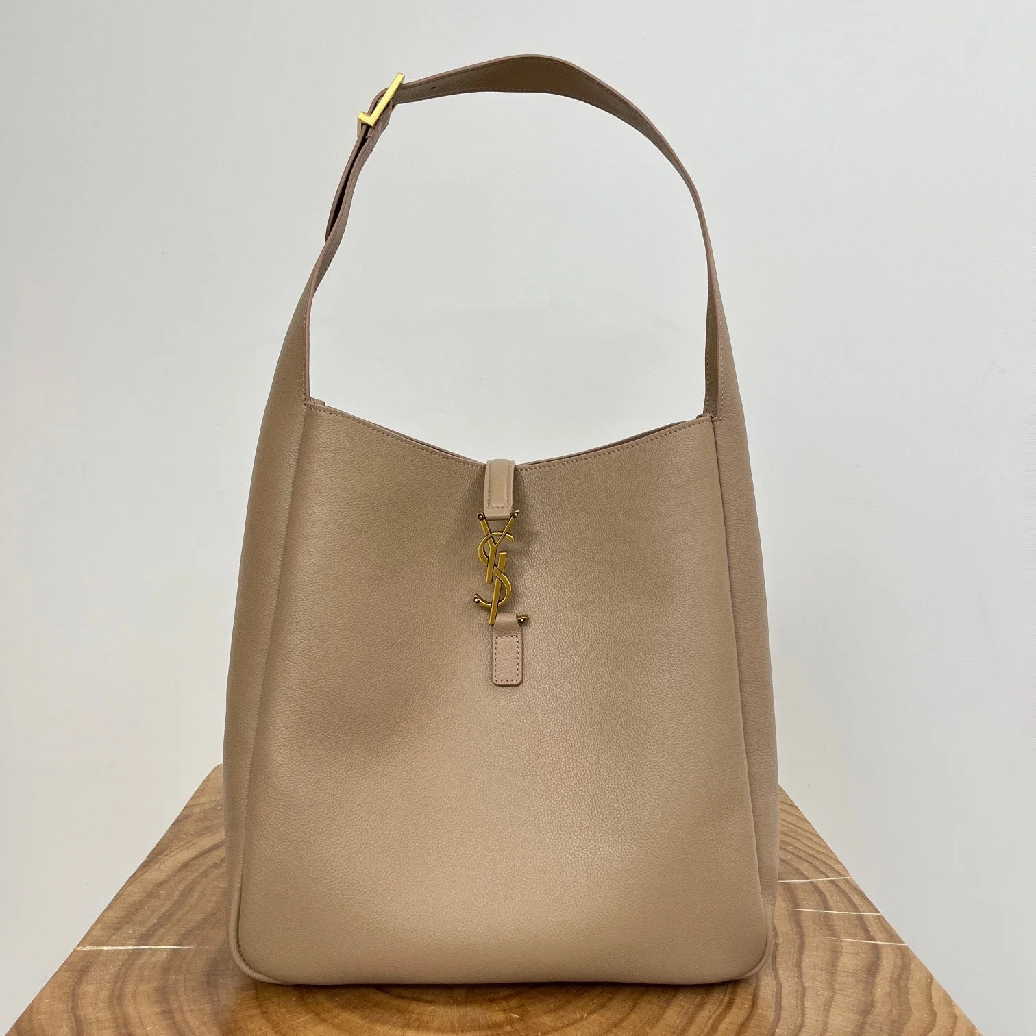 LE 5 À 7 LARGE SUPPLE 31 IN LIGHT BROWN GRAINED CALFSKIN