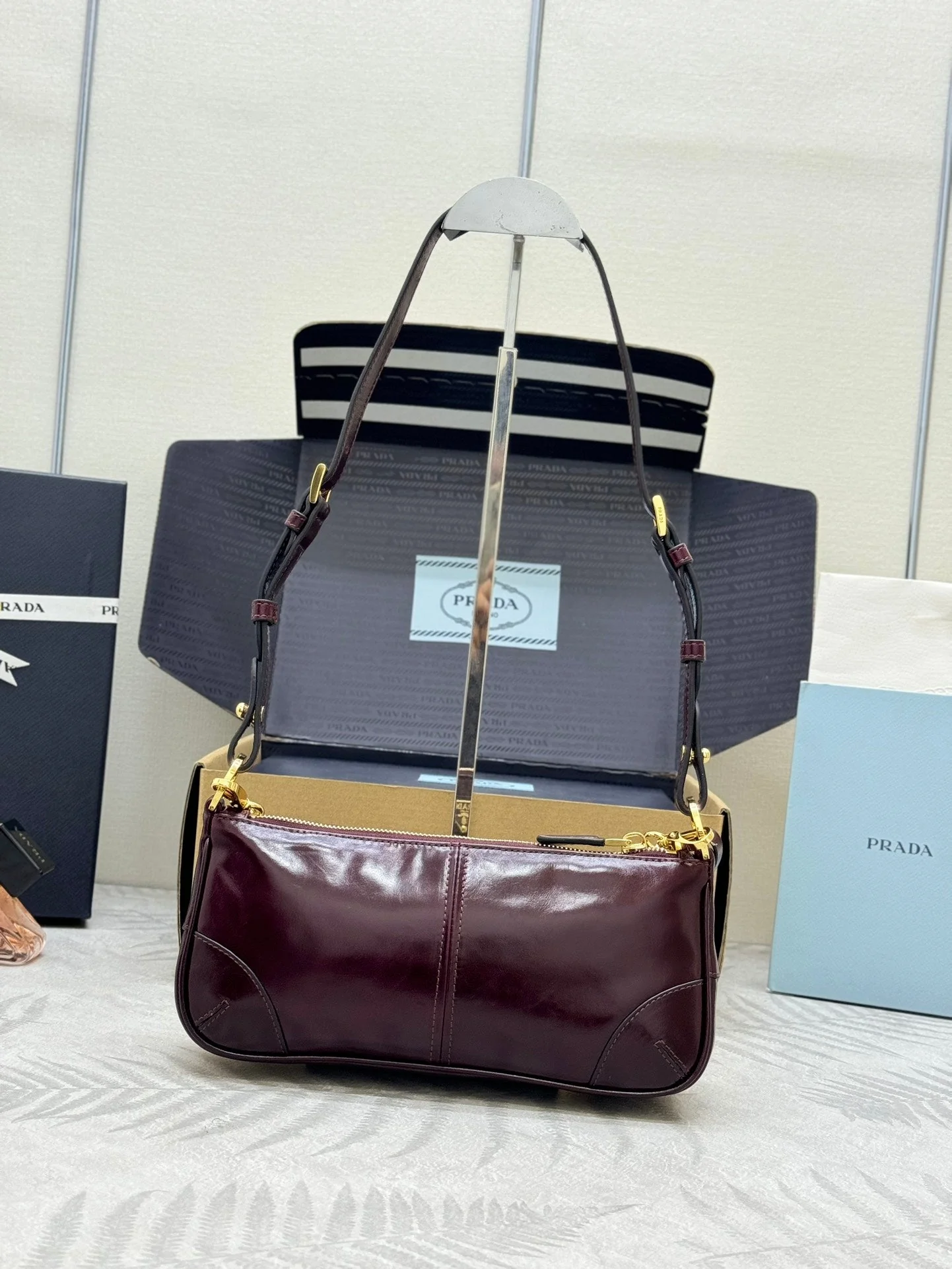 PRADA 25S RE-EDITION 2002 MEDIUM SHOULDER BAG 26 IN BURGUNDY CALFSKIN GOLD HARDWARE