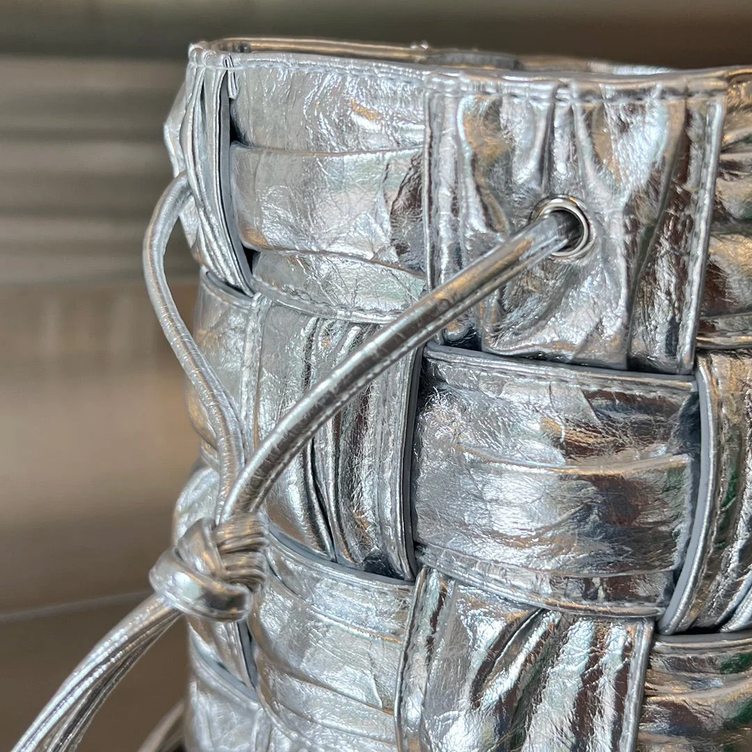 SMALL CASSETTE BUCKET 18 IN SILVER METALLIC SOFT LAMBSKIN