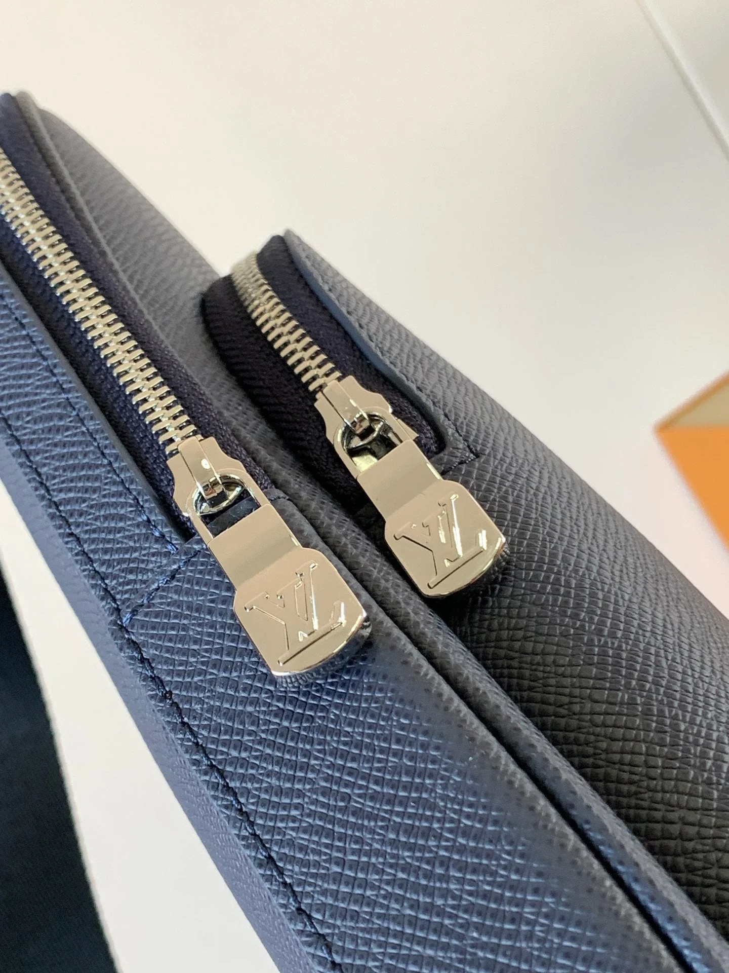 AVENUE SLINGBAG 31 IN NAVY BLUE TAIGA LEATHER