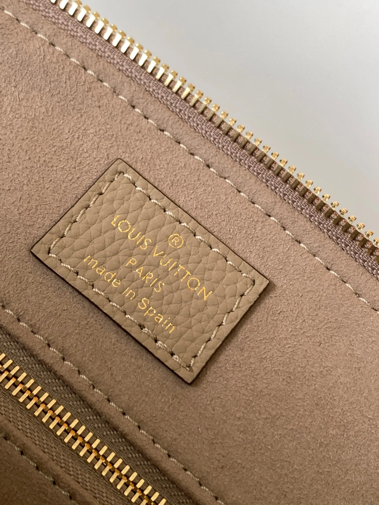 PETIT PALAIS PM LARGE SHOULDER BAG 34 IN BROWN EMBOSSED COWHIDE GOLD-TONE HARDWARE