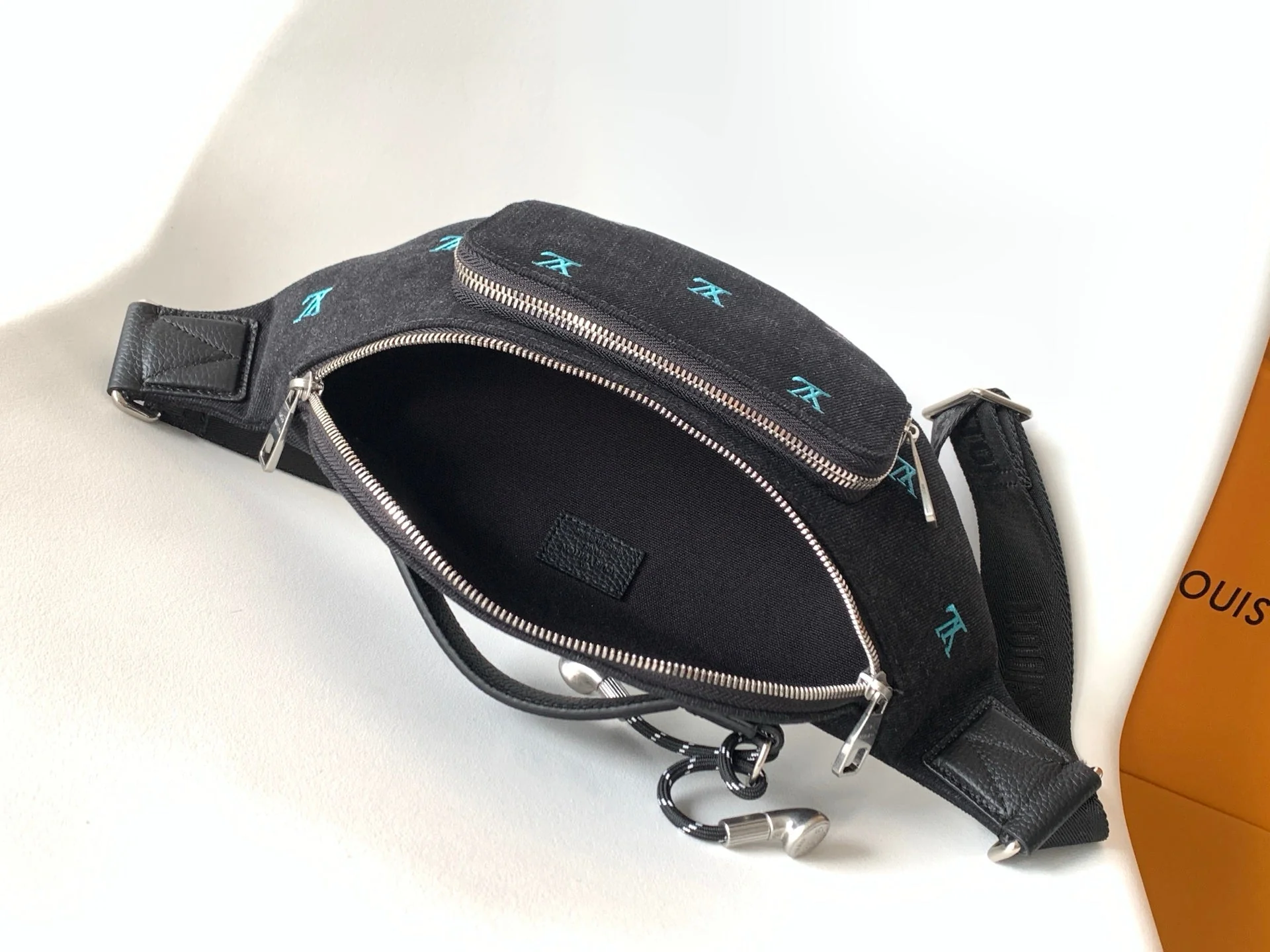 LV 25S DYNAMIC DENIM EMBROIDERED BUMBAG 37 IN BLACK CANVAS