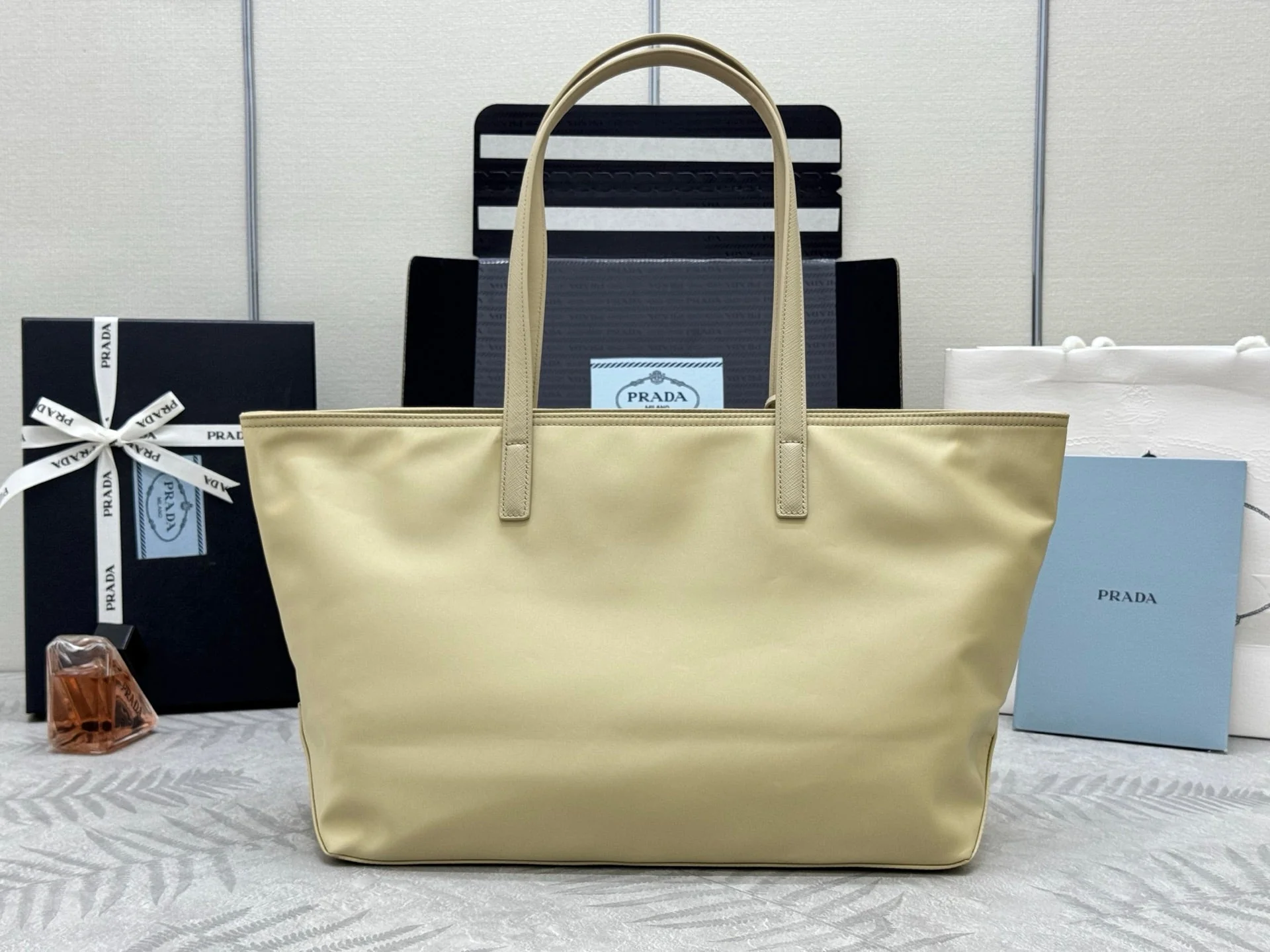 PRADA 25S RE-EDITION 1978 MEDIUM 35 IN DESERT BEIGE NYLON AND SAFFIANO CALFSKIN