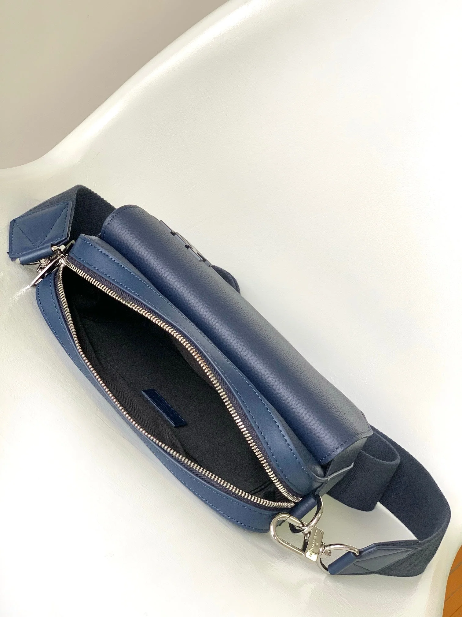 LV 25S FASTLINE MESSENGER BAG 23 IN DARK BLUE CALFSKIN