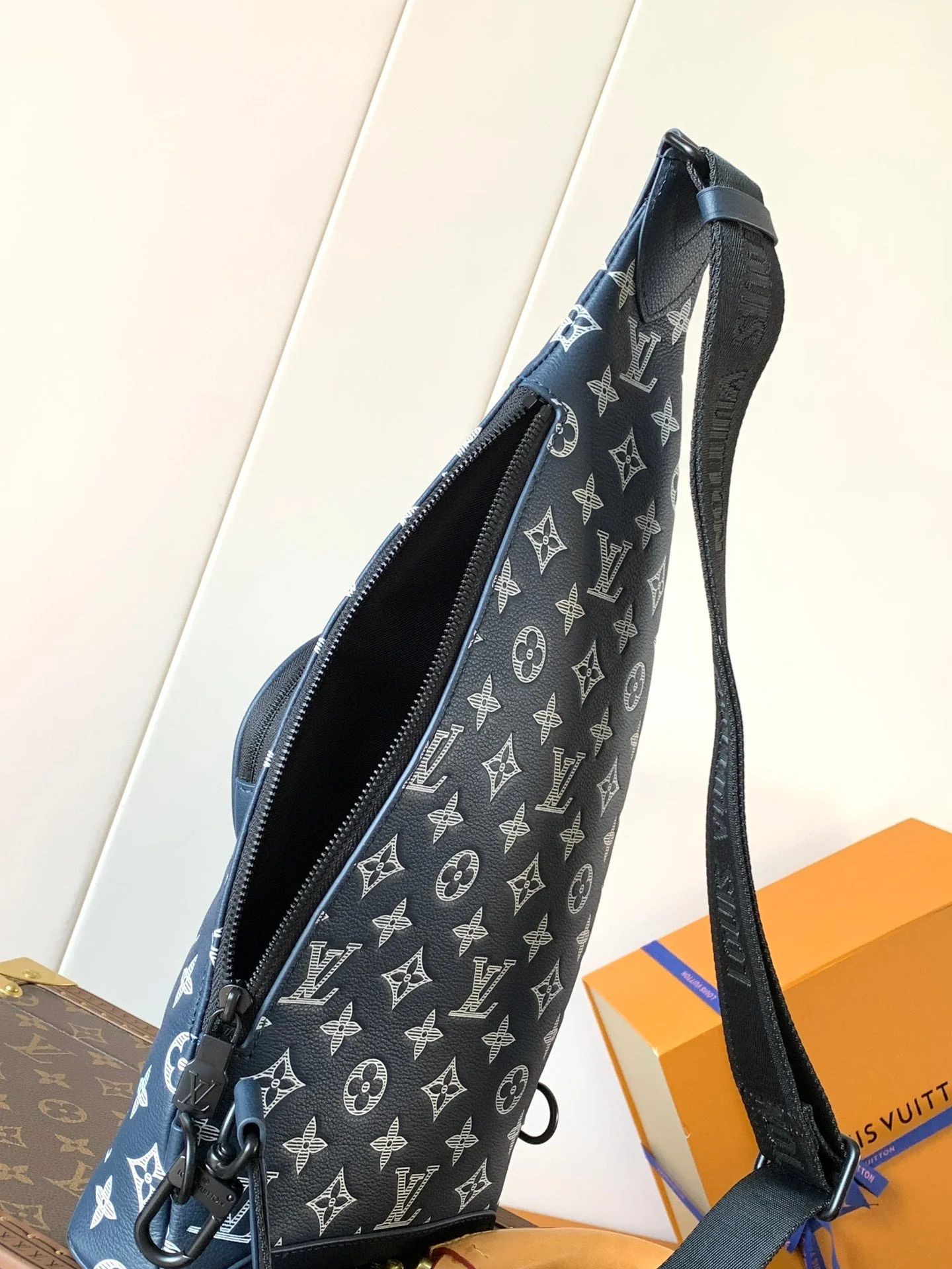 DUO CROSSBAG BAG 42 IN BLUE AND WHITE MONOGRAM SHADOW COWHIDE