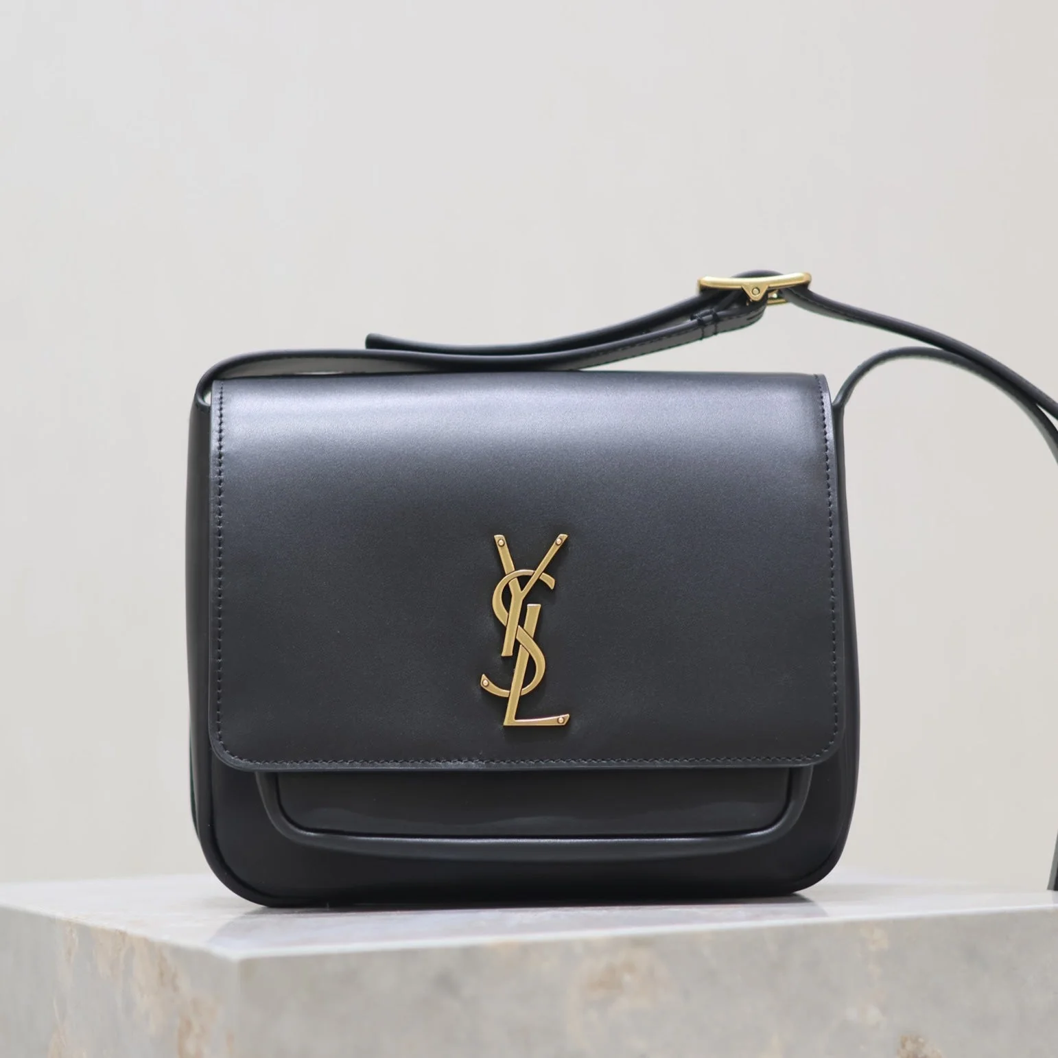 NIKI BABY 22 IN BLACK CALFSKIN GOLD LOGO